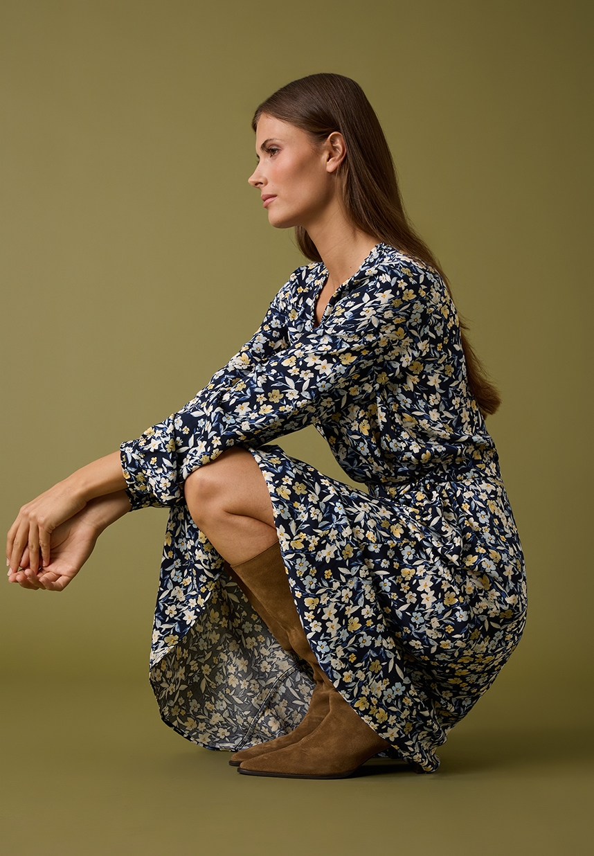 Blumenkleid mit Karoblazer