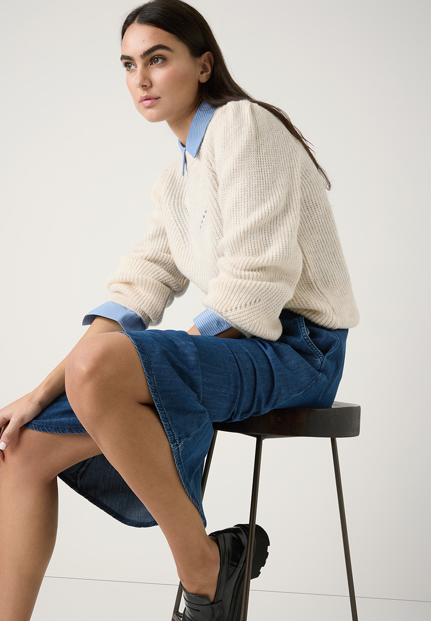 Pullover in creme und Jeansrock