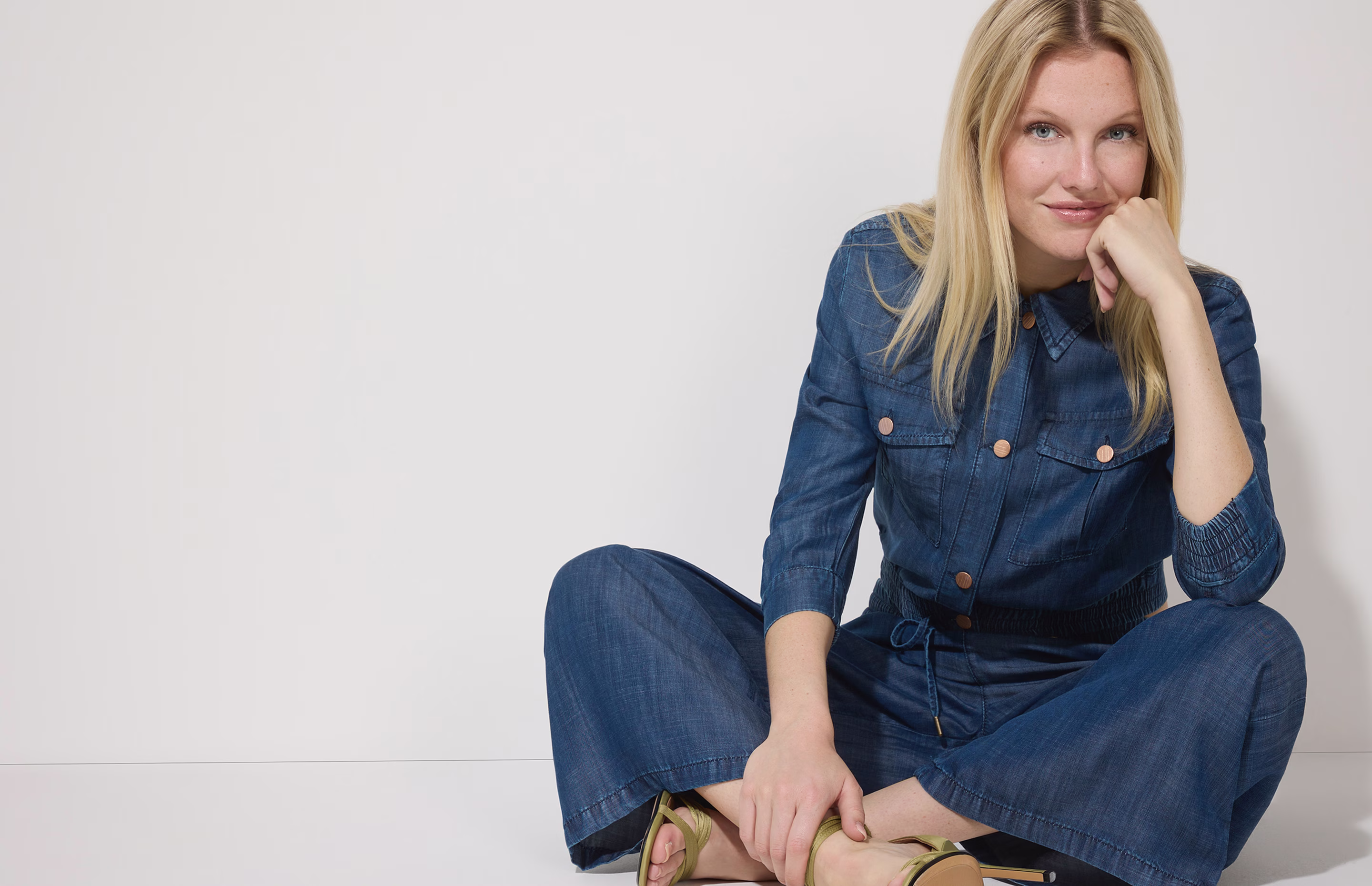 Model mit Jeansoutfit