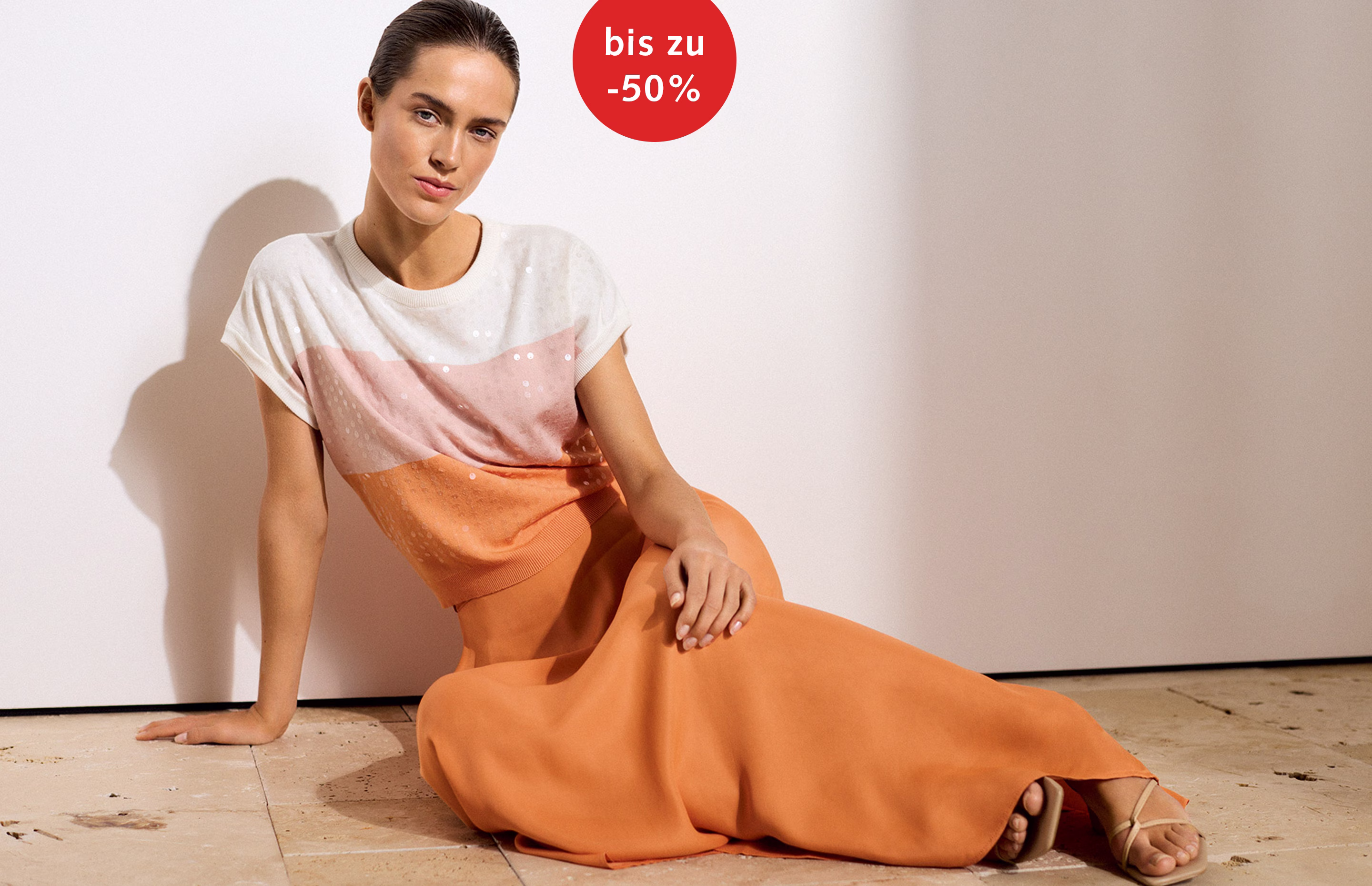 Model mit Rock und Paillettenpullover