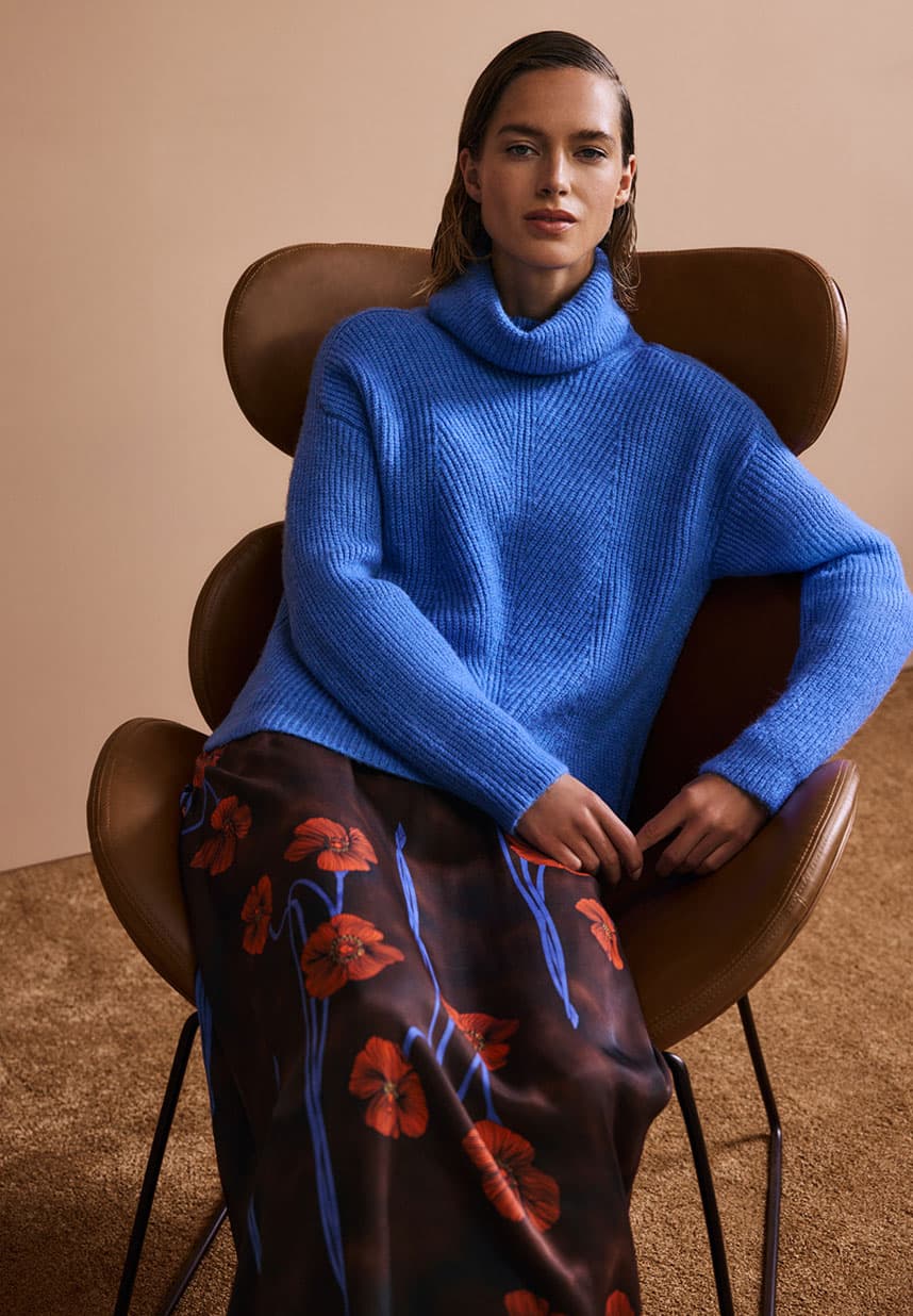 blauer Pullover mit Printrock