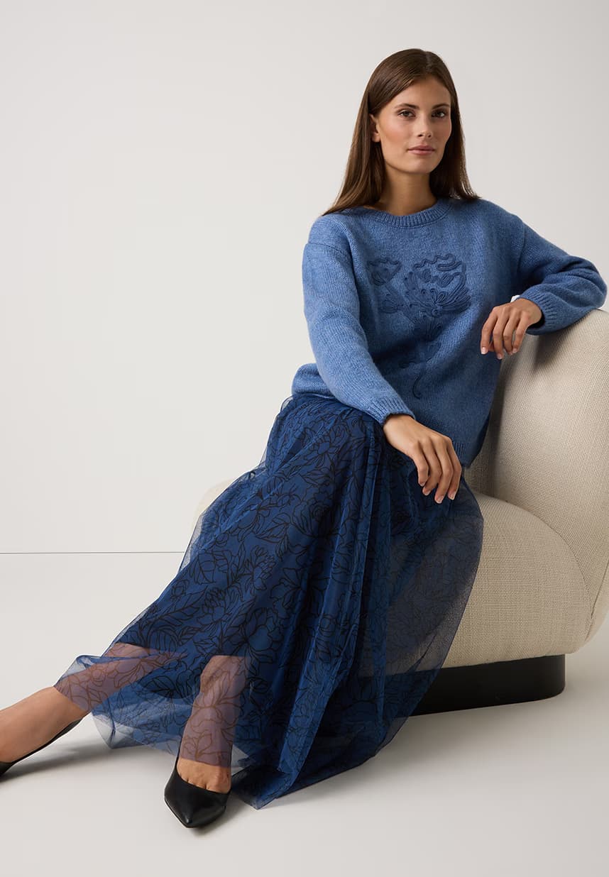 blauer Pullover und Printrock
