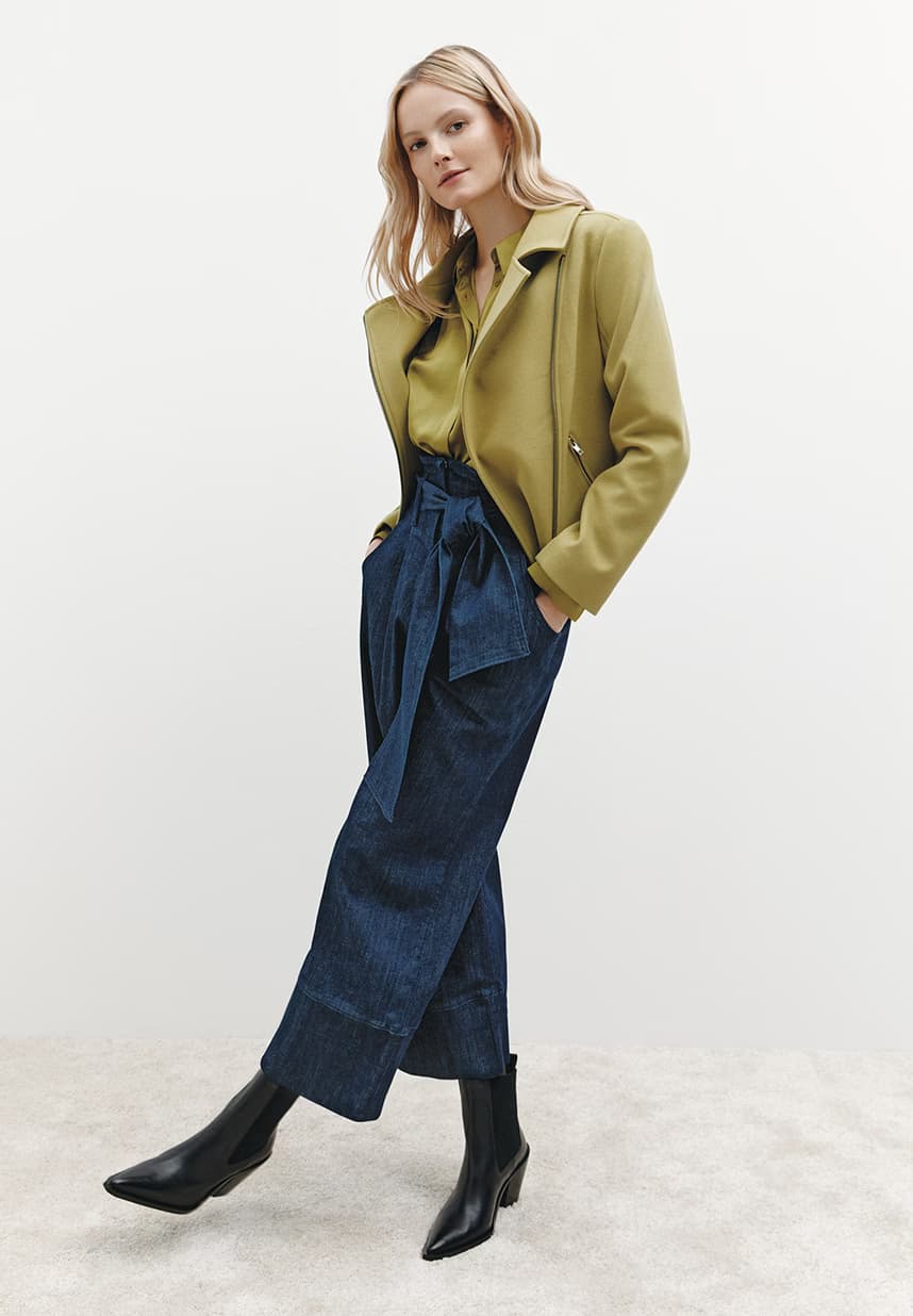 grüne Jacke und Denim