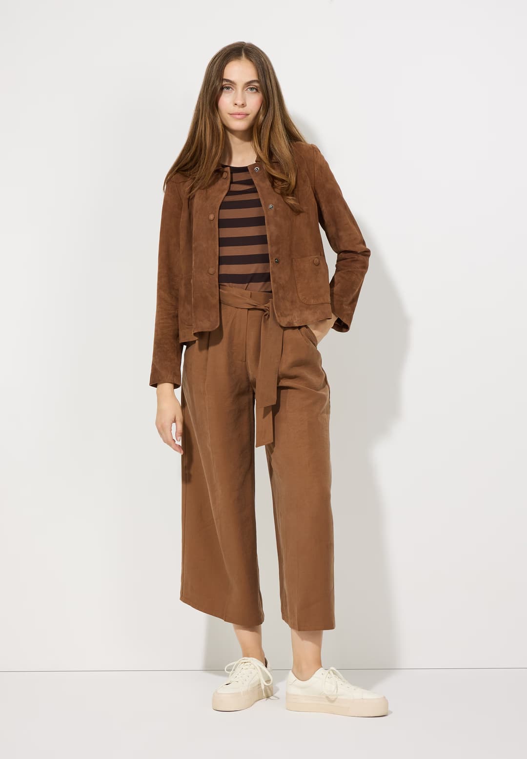 Velourlederjacke und braune Hose