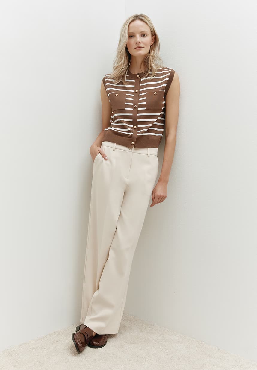 Pullunder gestreift und beige Hose