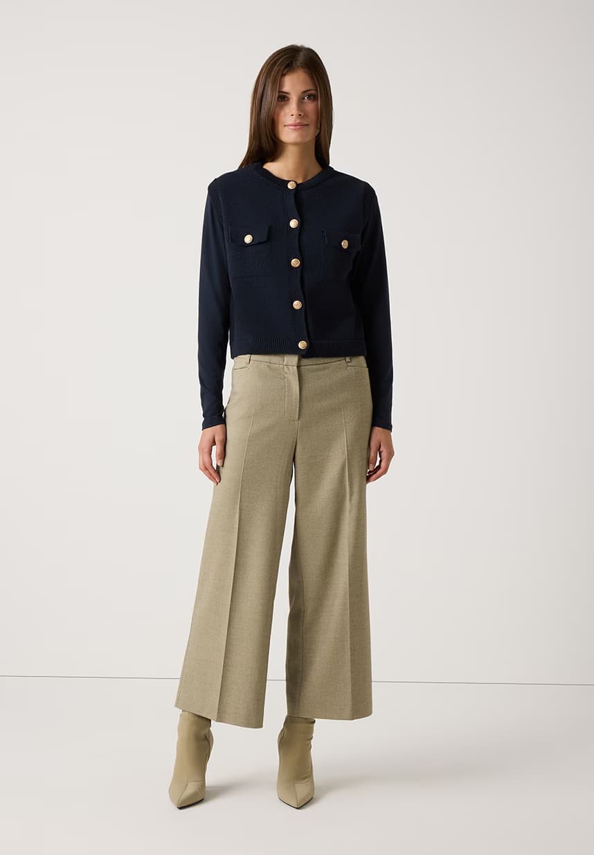 Pullunder in marine mit einer Hose in khaki