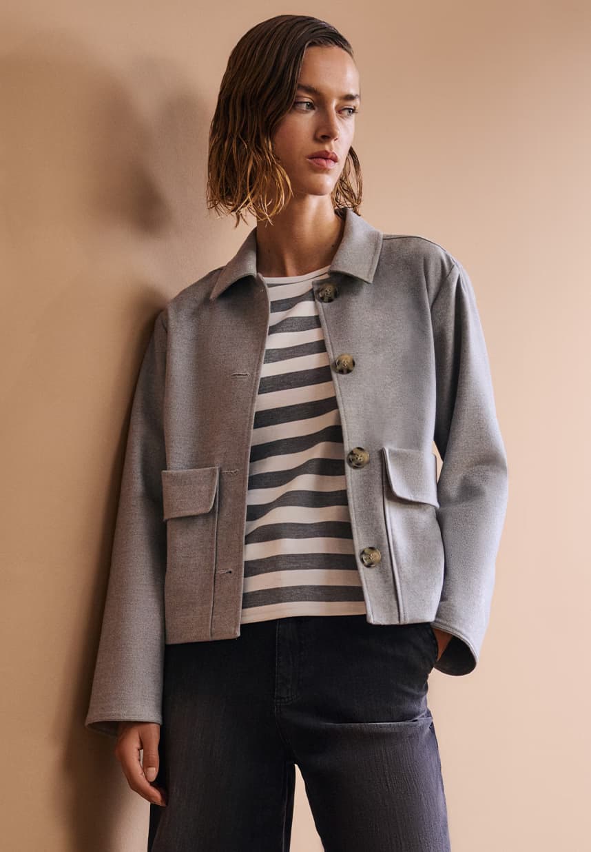 graues Shirt und graue Jacke