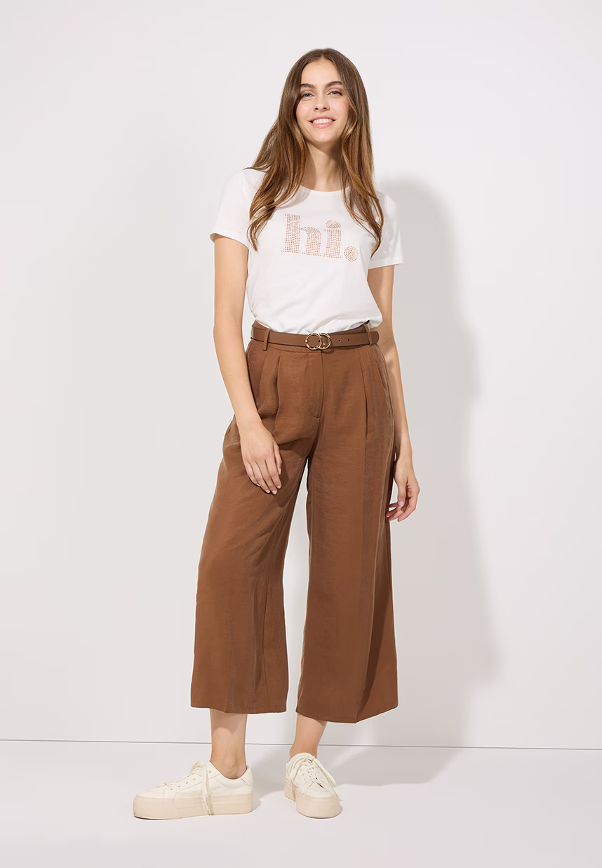 Wordingshirt und braune Hose