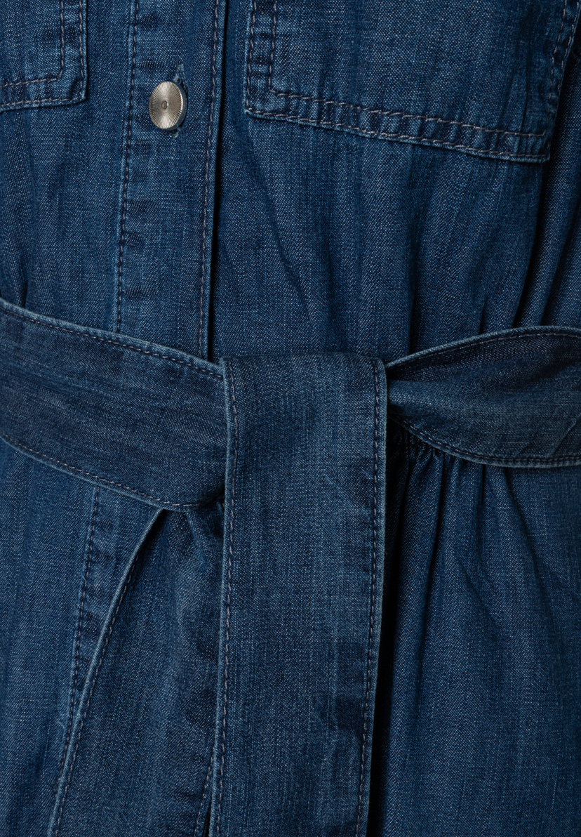 Nahaufnahme eines Denim-Oberteils von MORE & MORE mit angenehmem Tragekomfort und Gürtel. Nahaufnahme eines Denim-Oberteils von MORE & MORE mit angenehmem Tragekomfort und Gürtel.