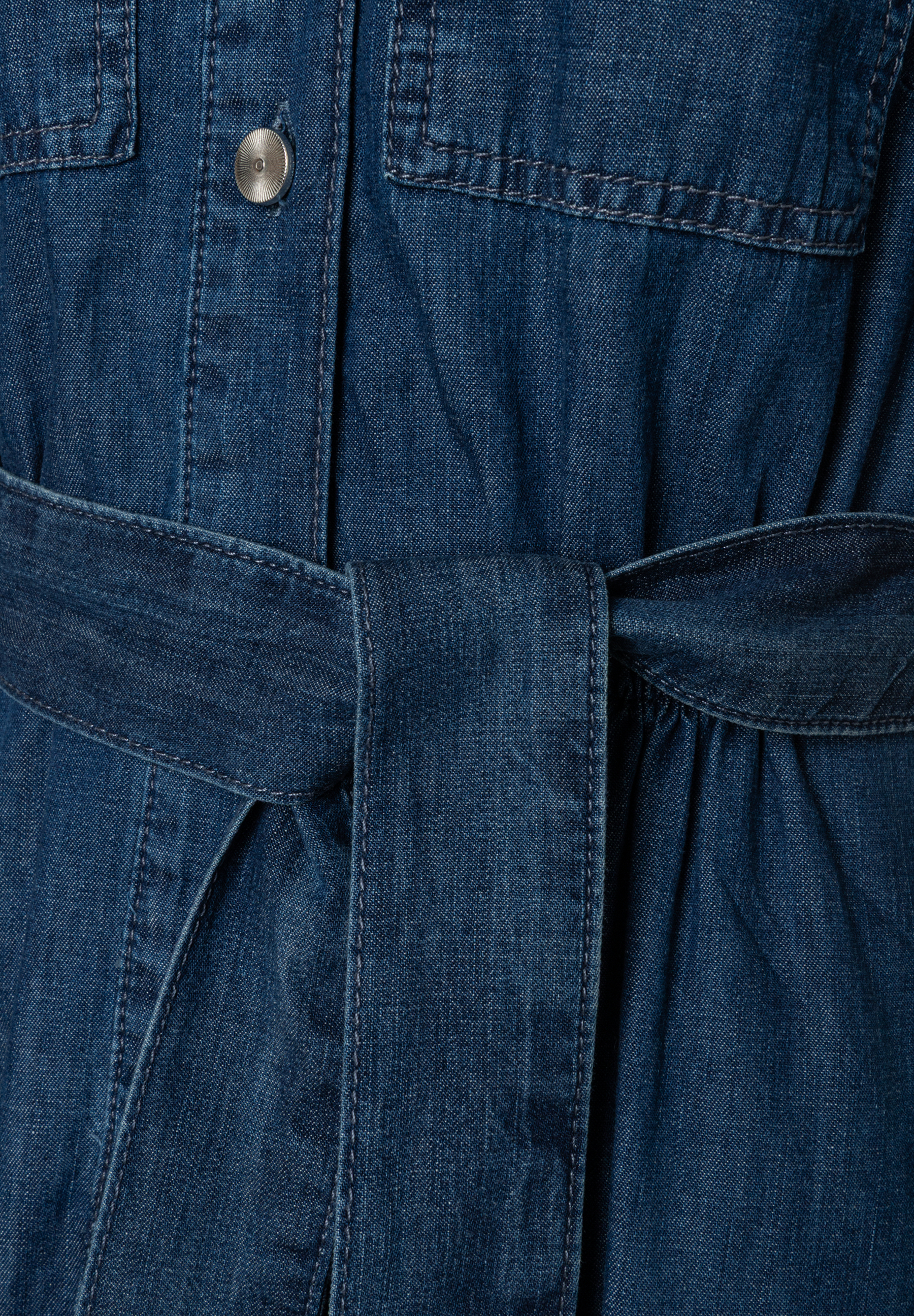 Nahaufnahme eines Denim-Oberteils von MORE & MORE mit angenehmem Tragekomfort und Gürtel. Nahaufnahme eines Denim-Oberteils von MORE & MORE mit angenehmem Tragekomfort und Gürtel.