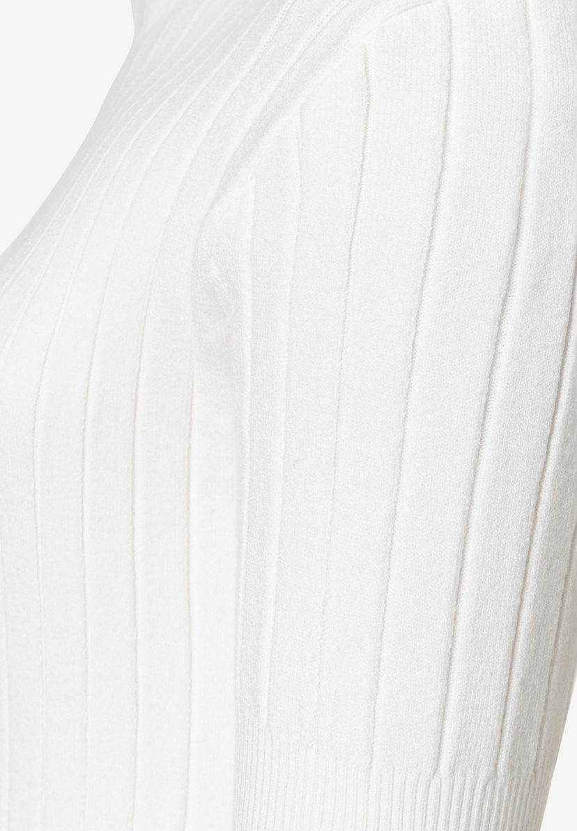 MORE & MORE Rippstrick-Pullover in Weiß, Detailaufnahme des elastischen Materials. MORE & MORE Rippstrick-Pullover in Weiß, Detailaufnahme des elastischen Materials.