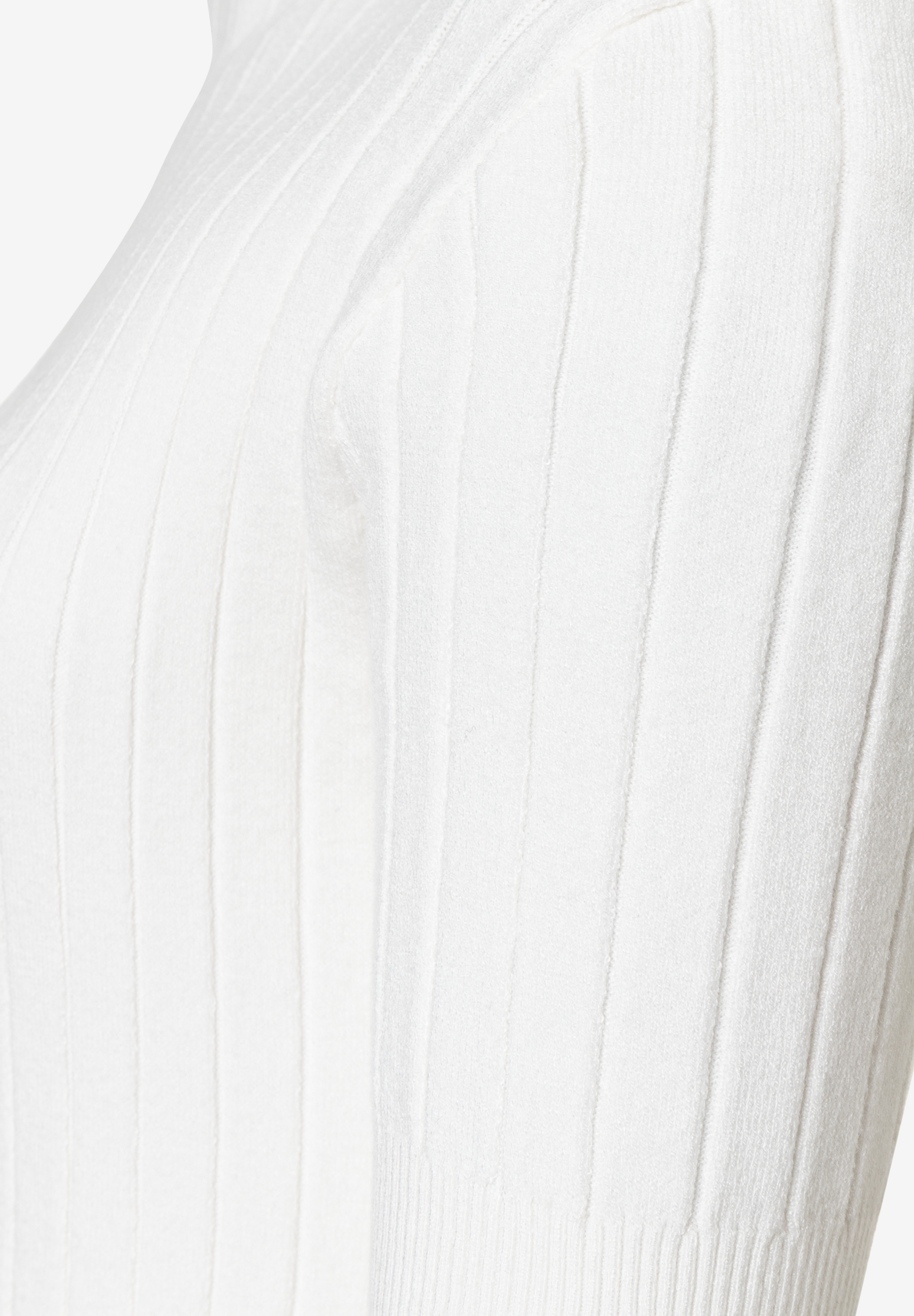 MORE & MORE Rippstrick-Pullover in Weiß, Detailaufnahme des elastischen Materials. MORE & MORE Rippstrick-Pullover in Weiß, Detailaufnahme des elastischen Materials.