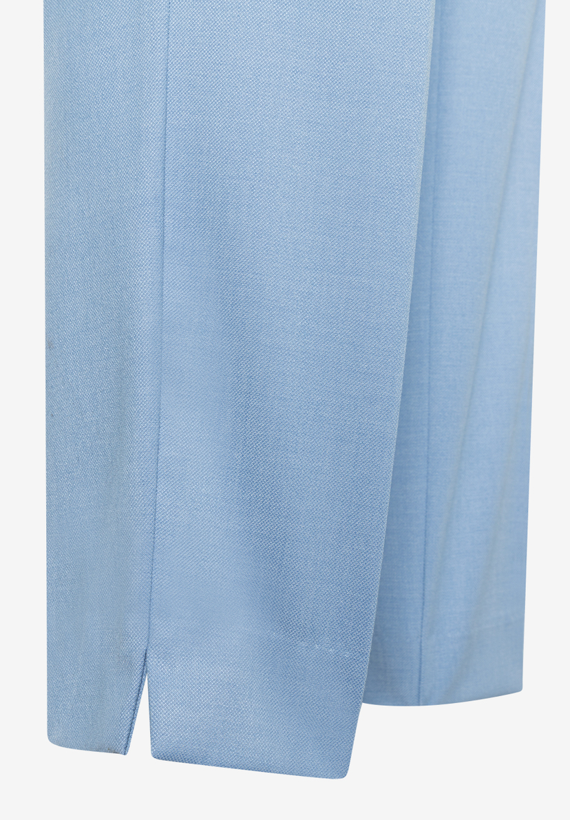 Nahaufnahme einer hellblauen MORE & MORE Webware-Stretchhose. Der Saum ist leicht geschlitzt. Nahaufnahme einer hellblauen MORE & MORE Webware-Stretchhose. Der Saum ist leicht geschlitzt.