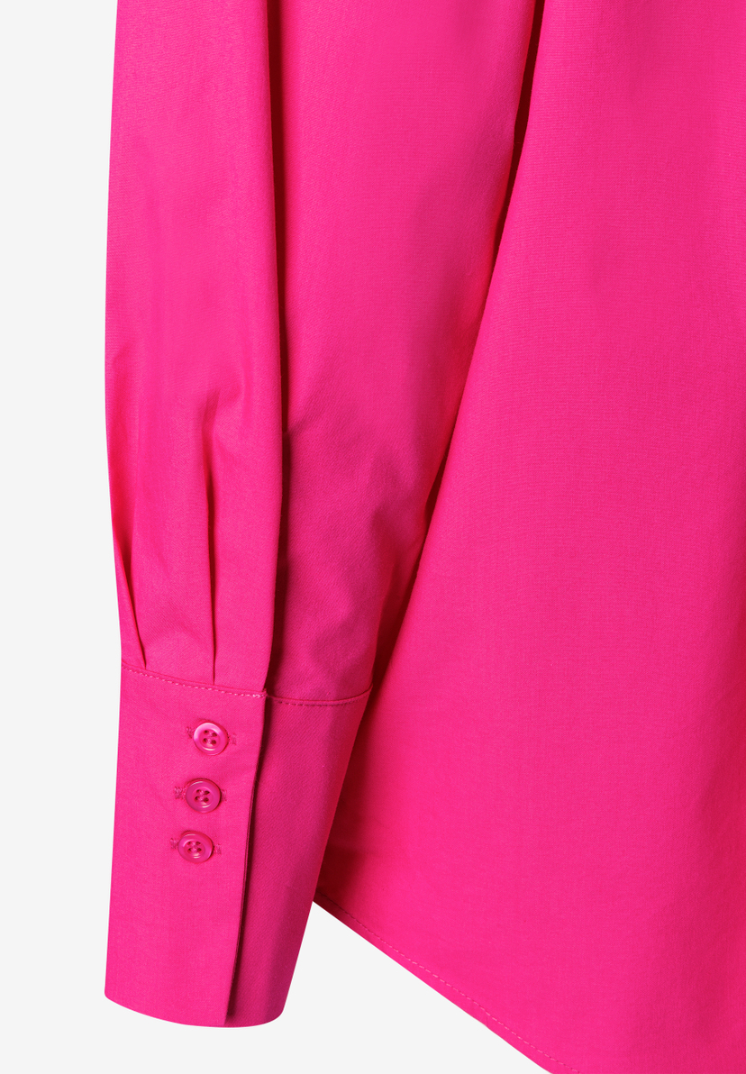 Nahaufnahme einer pinken MORE & MORE Bluse mit Knopfmanschette. Nahaufnahme einer pinken MORE & MORE Bluse mit Knopfmanschette.