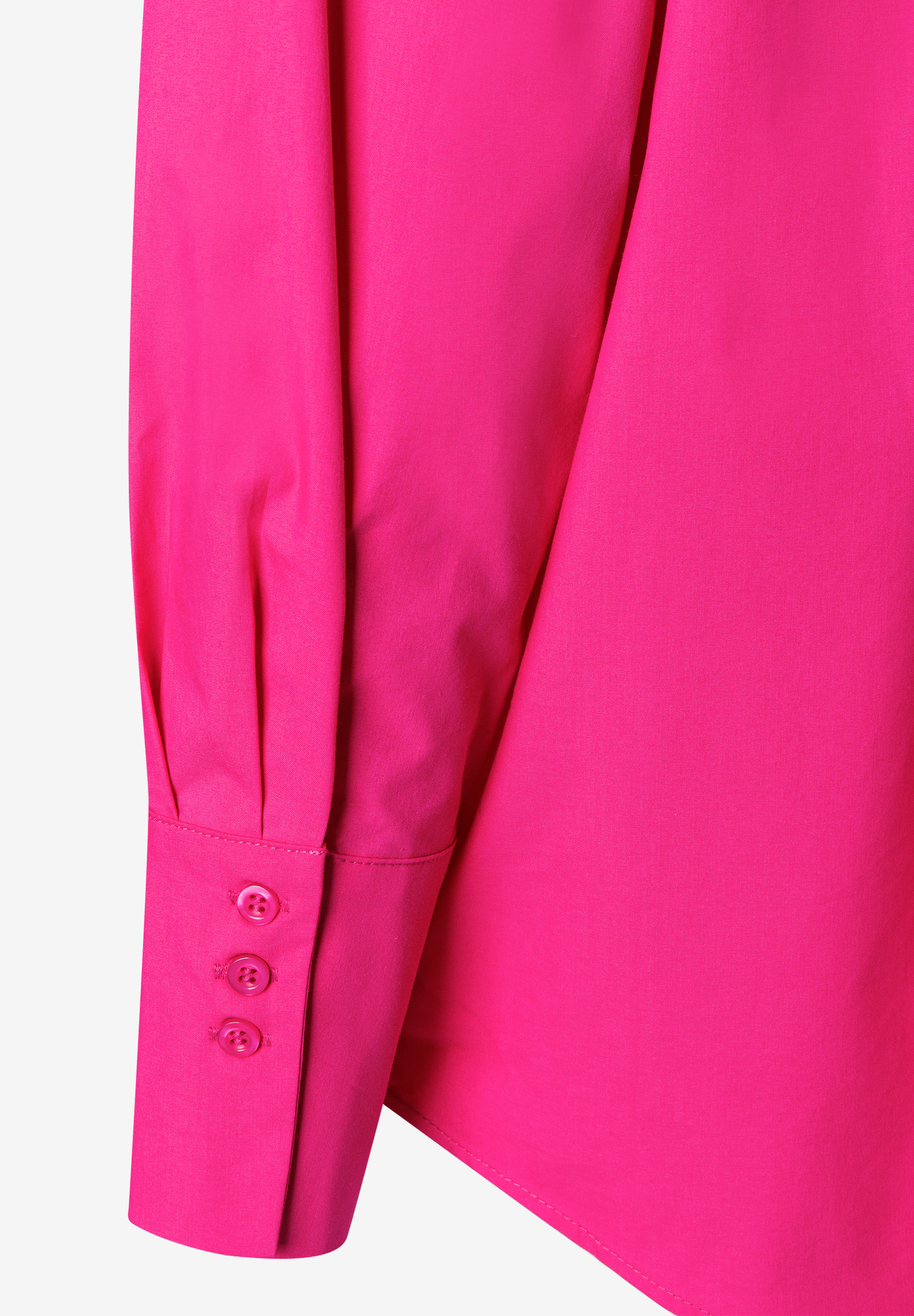 Nahaufnahme einer pinken MORE & MORE Bluse mit Knopfmanschette. Nahaufnahme einer pinken MORE & MORE Bluse mit Knopfmanschette.