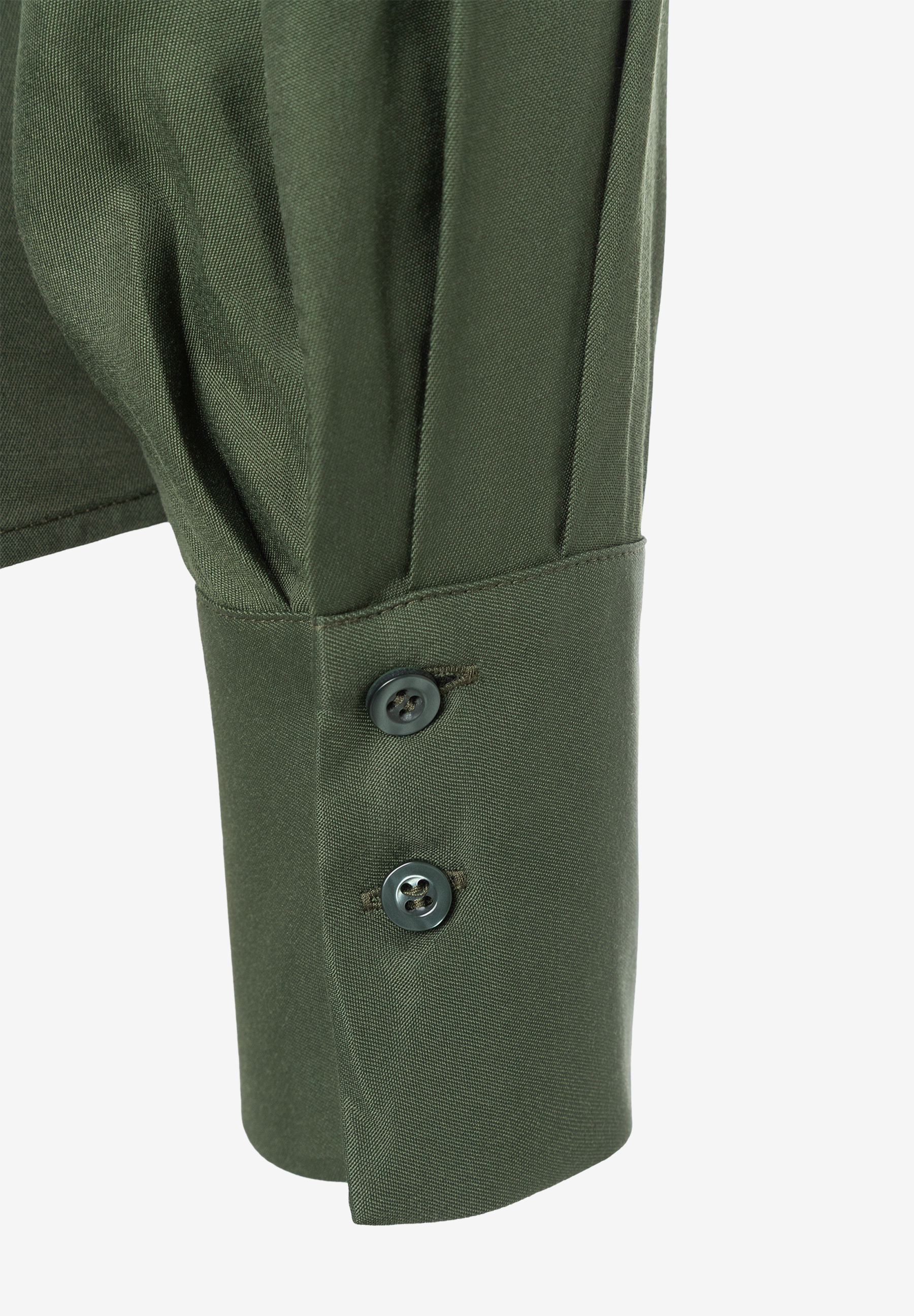 MORE & MORE Bluse: Detailansicht des Ärmelendes der Bluse in Olivgrün mit zwei Knöpfen am Ärmelabschluss. MORE & MORE Bluse: Detailansicht des Ärmelendes der Bluse in Olivgrün mit zwei Knöpfen am Ärmelabschluss.
