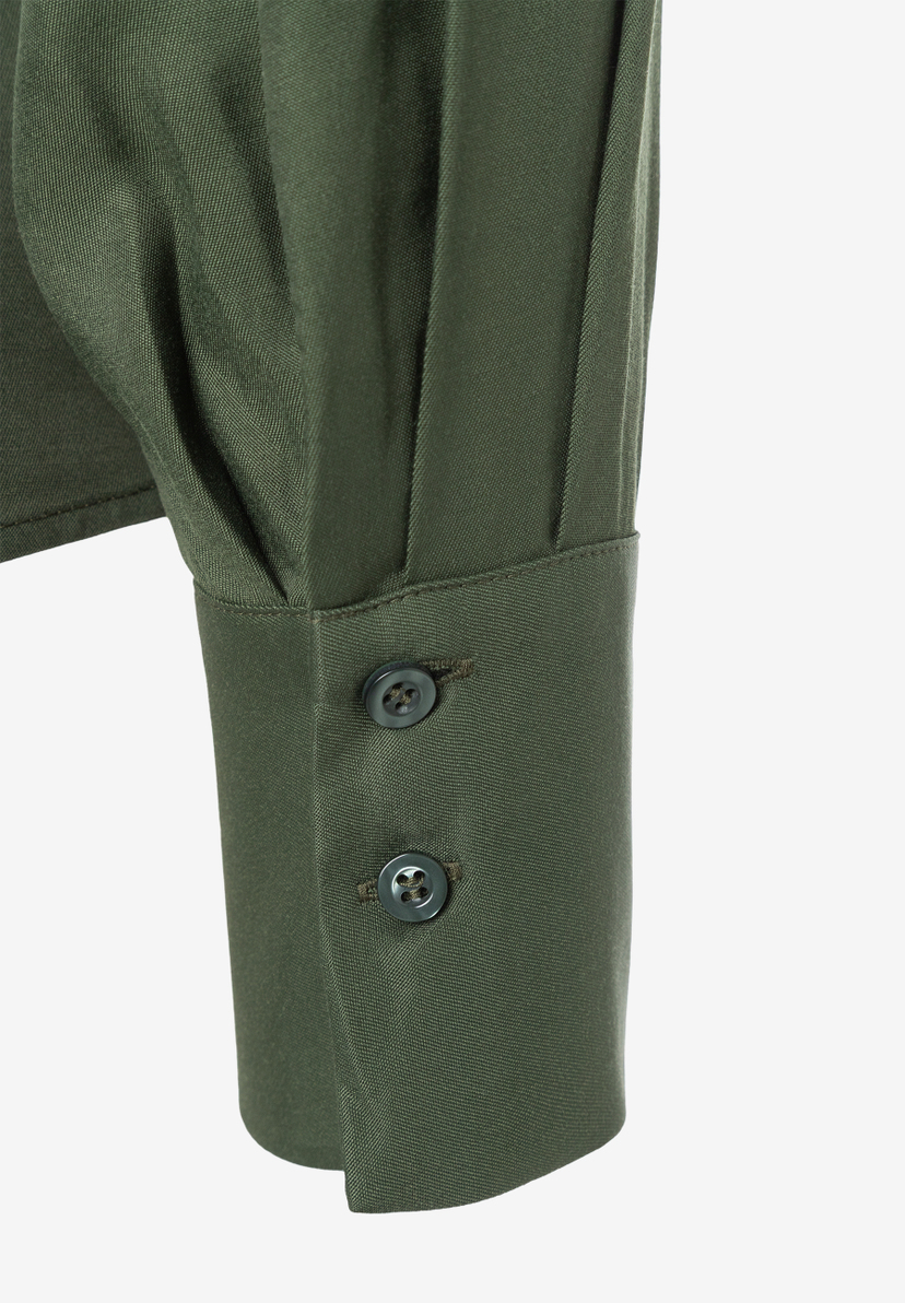 MORE & MORE Bluse: Detailansicht des Ärmelendes der Bluse in Olivgrün mit zwei Knöpfen am Ärmelabschluss. MORE & MORE Bluse: Detailansicht des Ärmelendes der Bluse in Olivgrün mit zwei Knöpfen am Ärmelabschluss.