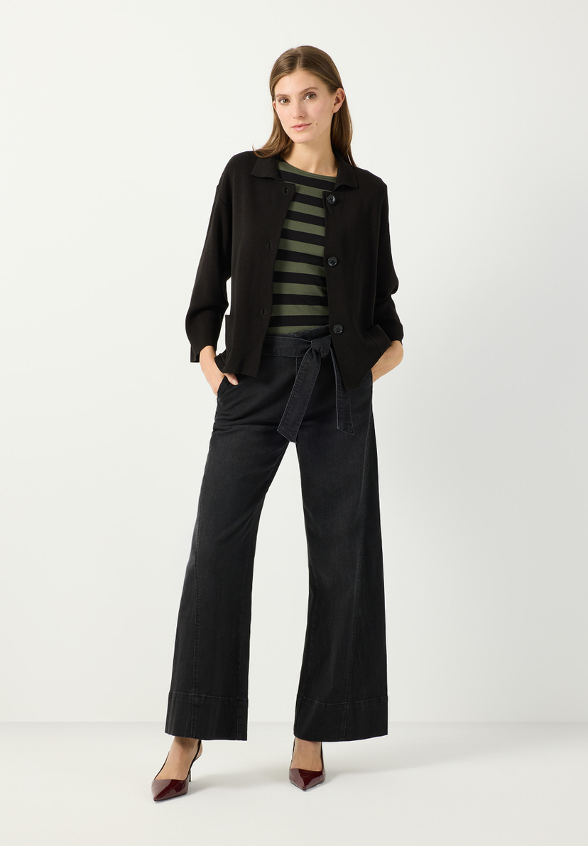 MORE & MORE Jersey-Oberteil und schwarze Wide-Leg-Hose mit Gürtel. Dazu schwarze Strickjacke und elegante rote Pumps. MORE & MORE Jersey-Oberteil und schwarze Wide-Leg-Hose mit Gürtel. Dazu schwarze Strickjacke und elegante rote Pumps.