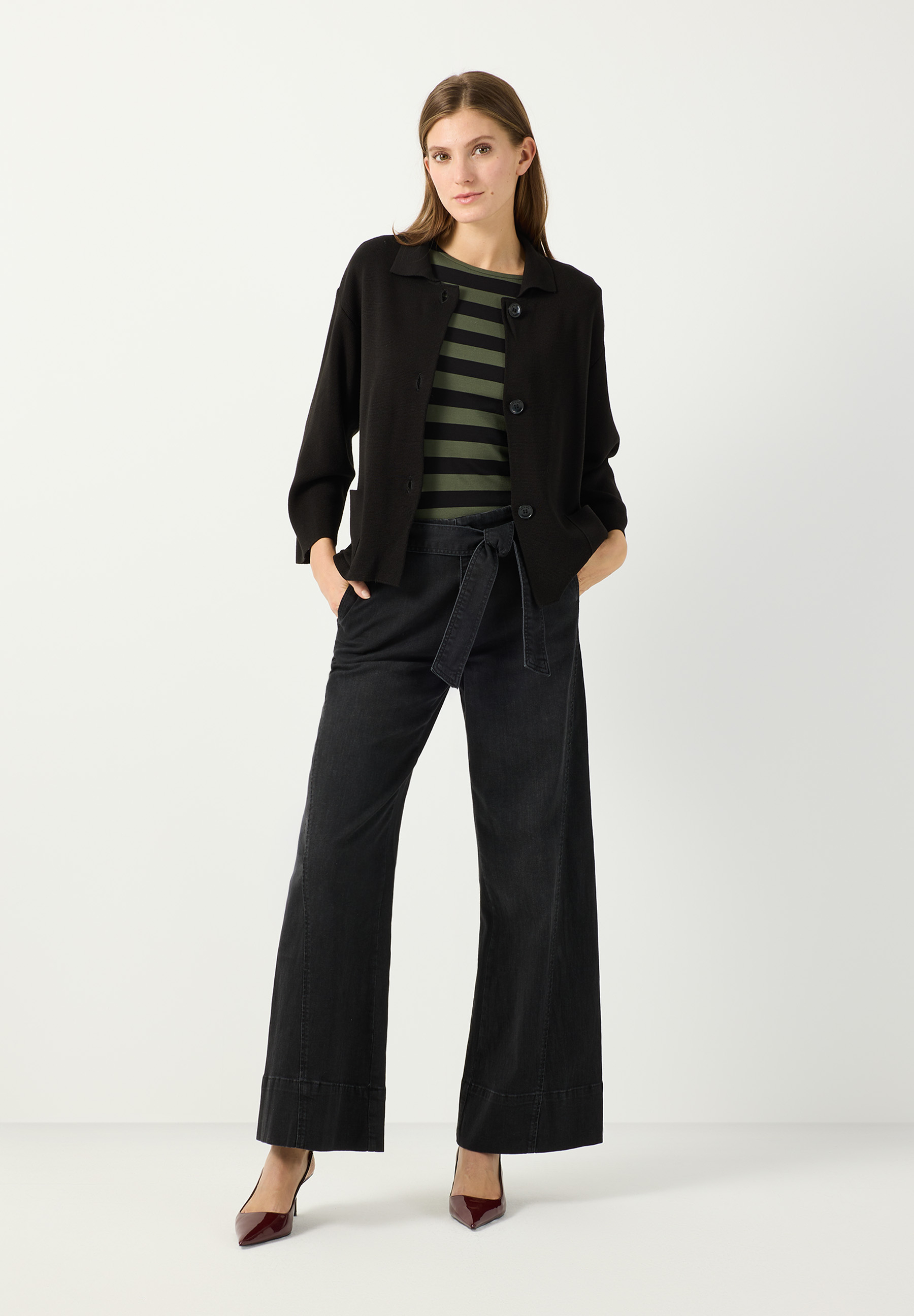 MORE & MORE Jersey-Oberteil und schwarze Wide-Leg-Hose mit Gürtel. Dazu schwarze Strickjacke und elegante rote Pumps. MORE & MORE Jersey-Oberteil und schwarze Wide-Leg-Hose mit Gürtel. Dazu schwarze Strickjacke und elegante rote Pumps.