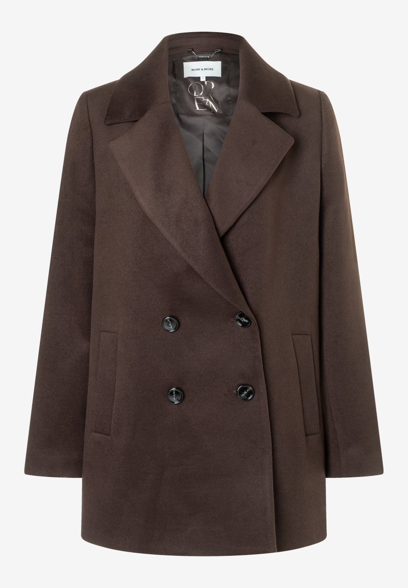 Ein brauner Webware-Mantel von MORE & MORE mit angenehmem Tragekomfort und doppelreihiger Knopfleiste. Ein brauner Webware-Mantel von MORE & MORE mit angenehmem Tragekomfort und doppelreihiger Knopfleiste.
