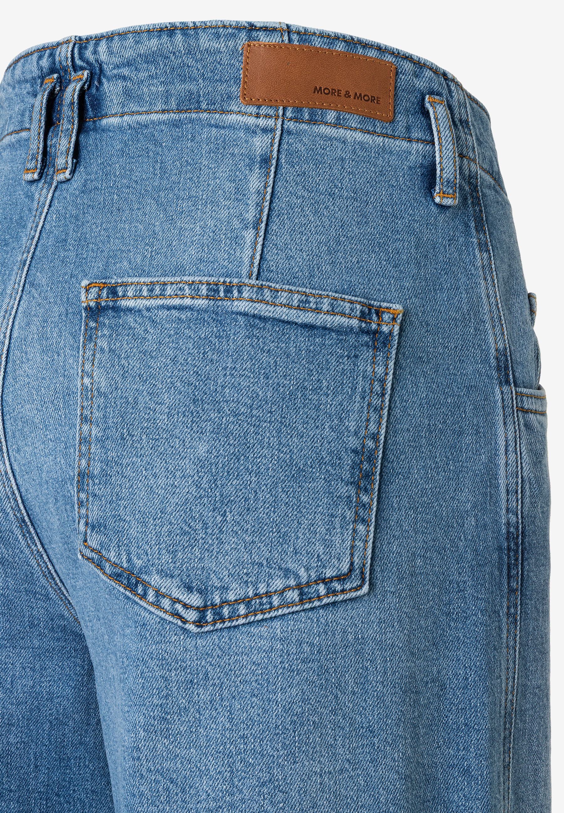 MORE & MORE Damen Jeans, Rückseite mit Logo-Patch & Tasche, blauer Denim mit Kontrastnähten. MORE & MORE Damen Jeans, Rückseite mit Logo-Patch & Tasche, blauer Denim mit Kontrastnähten.