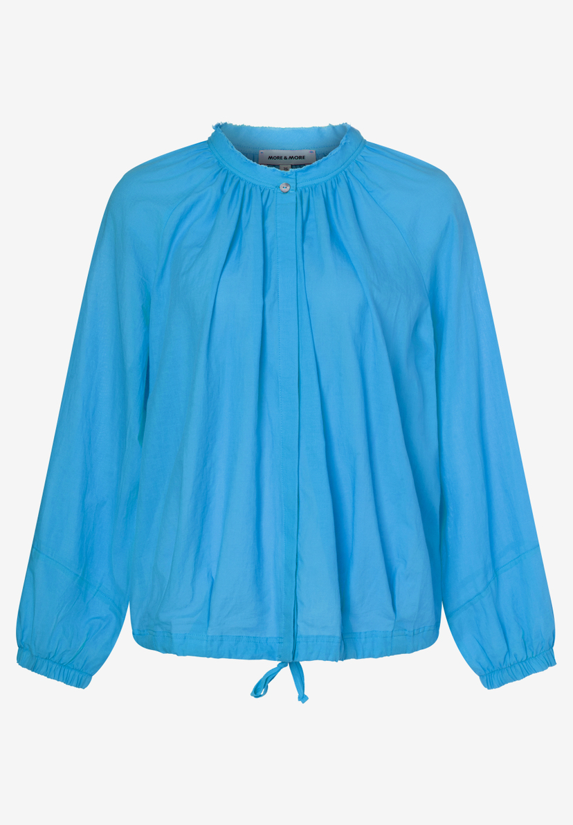 MORE & MORE leichte Bluse aus Webware in Hellblau. Gekräuselter Rundhalsausschnitt, Knopfleiste und Tunnelzug am Saum. MORE & MORE leichte Bluse aus Webware in Hellblau. Gekräuselter Rundhalsausschnitt, Knopfleiste und Tunnelzug am Saum.