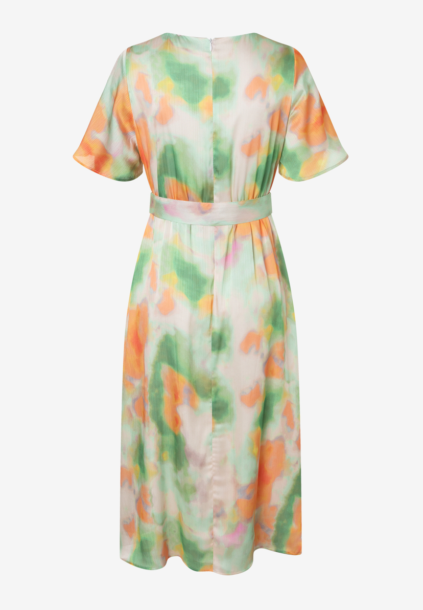 Ein fließendes, leichtes Kleid von MORE & MORE mit Chiffon-Material und abstraktem Farbverlauf von Grün zu Orange. Ein fließendes, leichtes Kleid von MORE & MORE mit Chiffon-Material und abstraktem Farbverlauf von Grün zu Orange.