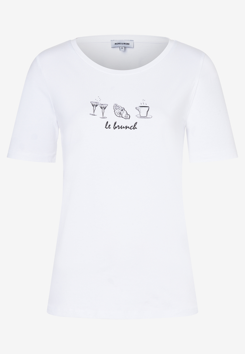 Ein weißes MORE & MORE T-Shirt mit der Aufschrift "le brunch" und einem Aufdruck mit Cocktails, Croissant und Kaffee. Ein weißes MORE & MORE T-Shirt mit der Aufschrift "le brunch" und einem Aufdruck mit Cocktails, Croissant und Kaffee.