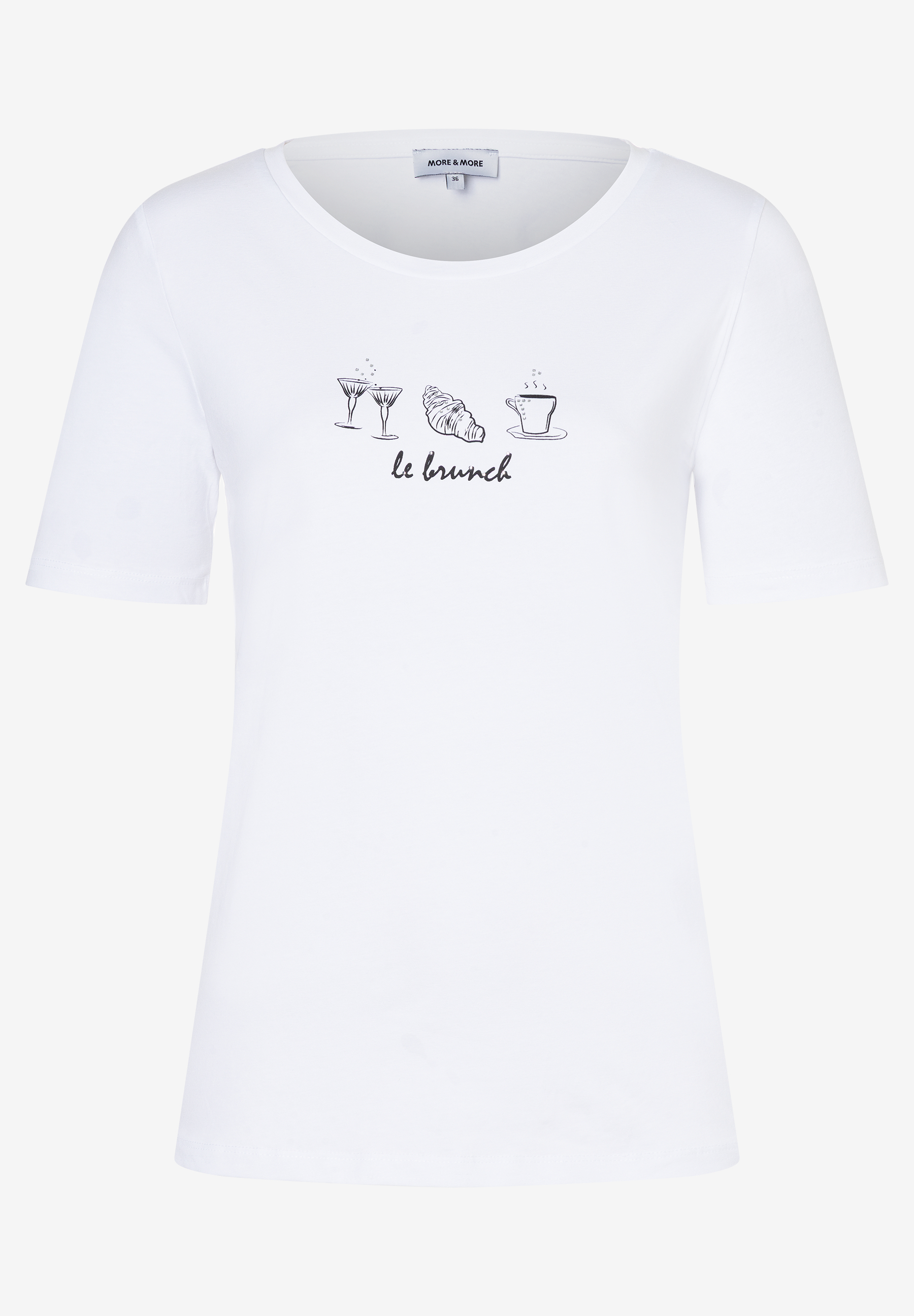 Ein weißes MORE & MORE T-Shirt mit der Aufschrift "le brunch" und einem Aufdruck mit Cocktails, Croissant und Kaffee. Ein weißes MORE & MORE T-Shirt mit der Aufschrift "le brunch" und einem Aufdruck mit Cocktails, Croissant und Kaffee.