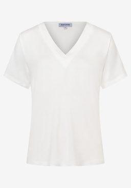 Ein weißes T-Shirt mit V-Ausschnitt von MORE & MORE.