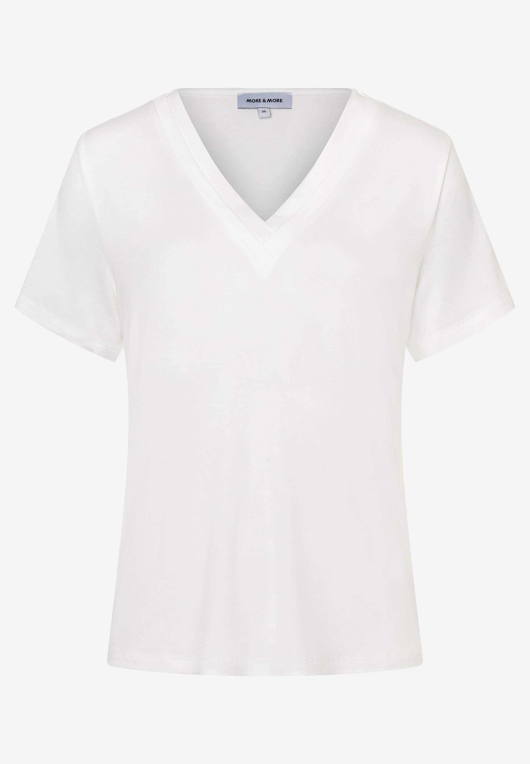 Ein weißes T-Shirt mit V-Ausschnitt von MORE & MORE.