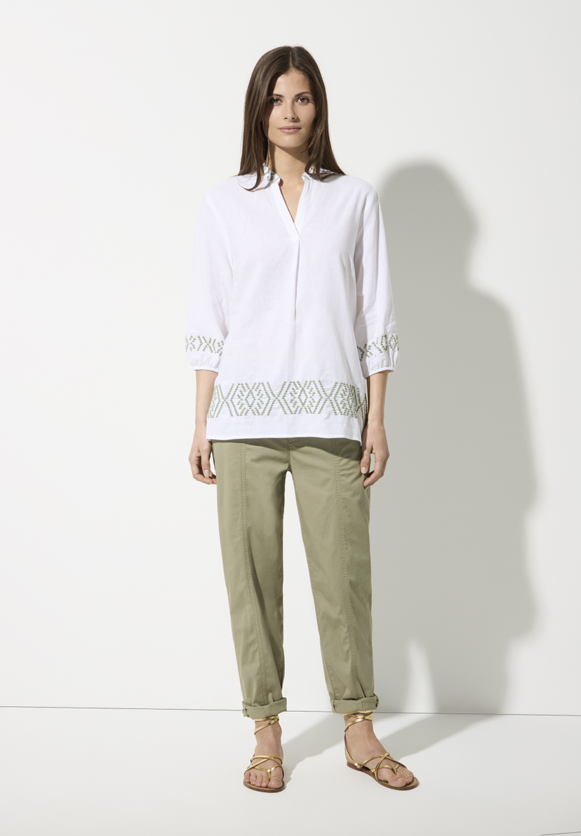 Eine Frau in MORE & MORE Hose mit Twill-Baumwollmischung, angenehmem Tragekomfort und Stretch. Eine Frau in MORE & MORE Hose mit Twill-Baumwollmischung, angenehmem Tragekomfort und Stretch.