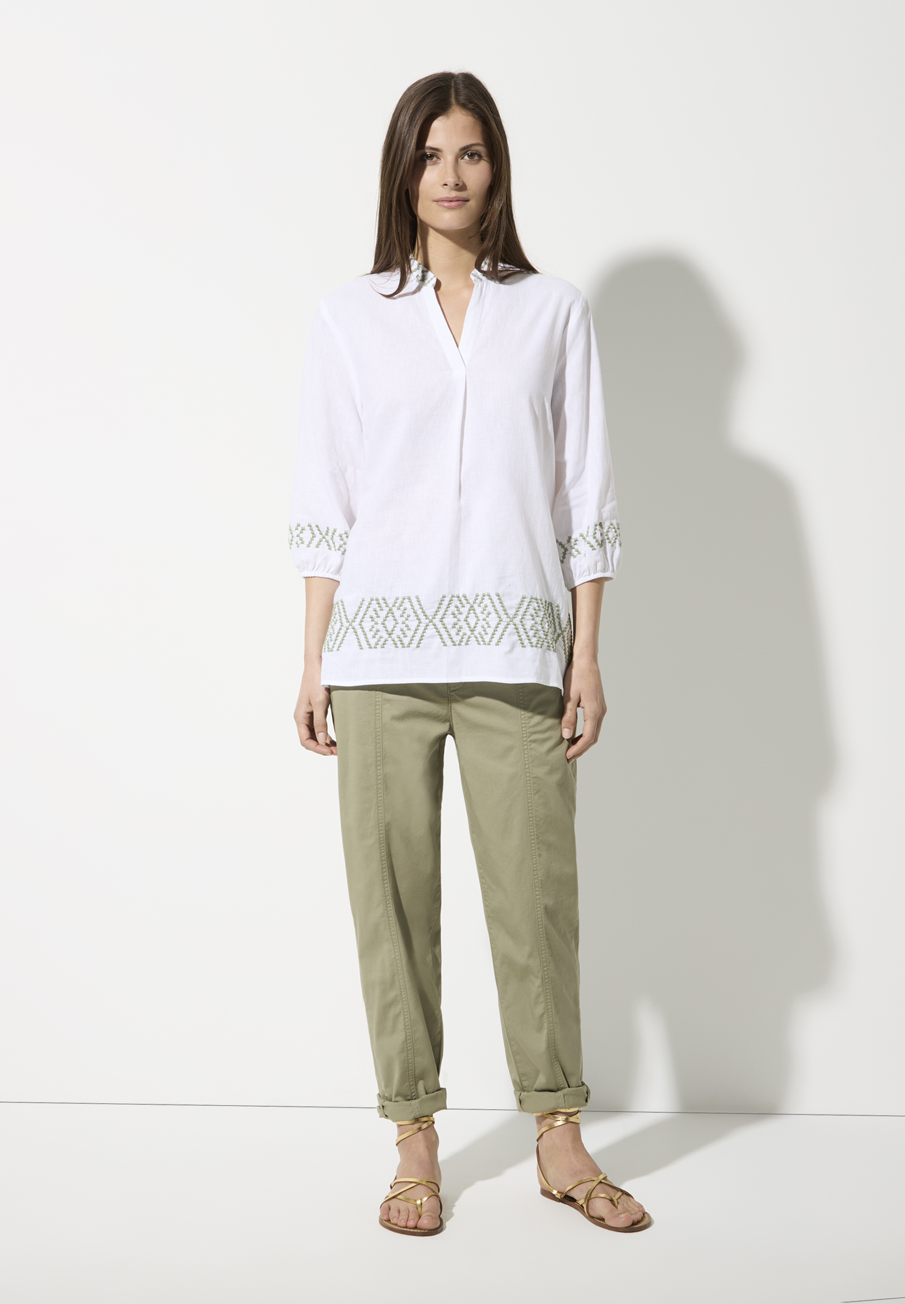 Eine Frau in MORE & MORE Hose mit Twill-Baumwollmischung, angenehmem Tragekomfort und Stretch. Eine Frau in MORE & MORE Hose mit Twill-Baumwollmischung, angenehmem Tragekomfort und Stretch.