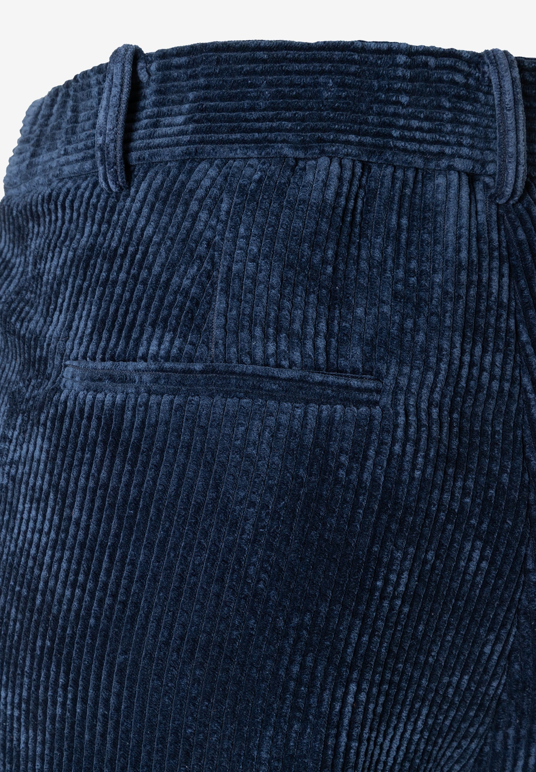 MORE & MORE Jeans aus elastischem Cord. Die dunkelblaue Hose hat einen weichen Griff und bietet angenehmen Tragekomfort. MORE & MORE Jeans aus elastischem Cord. Die dunkelblaue Hose hat einen weichen Griff und bietet angenehmen Tragekomfort.