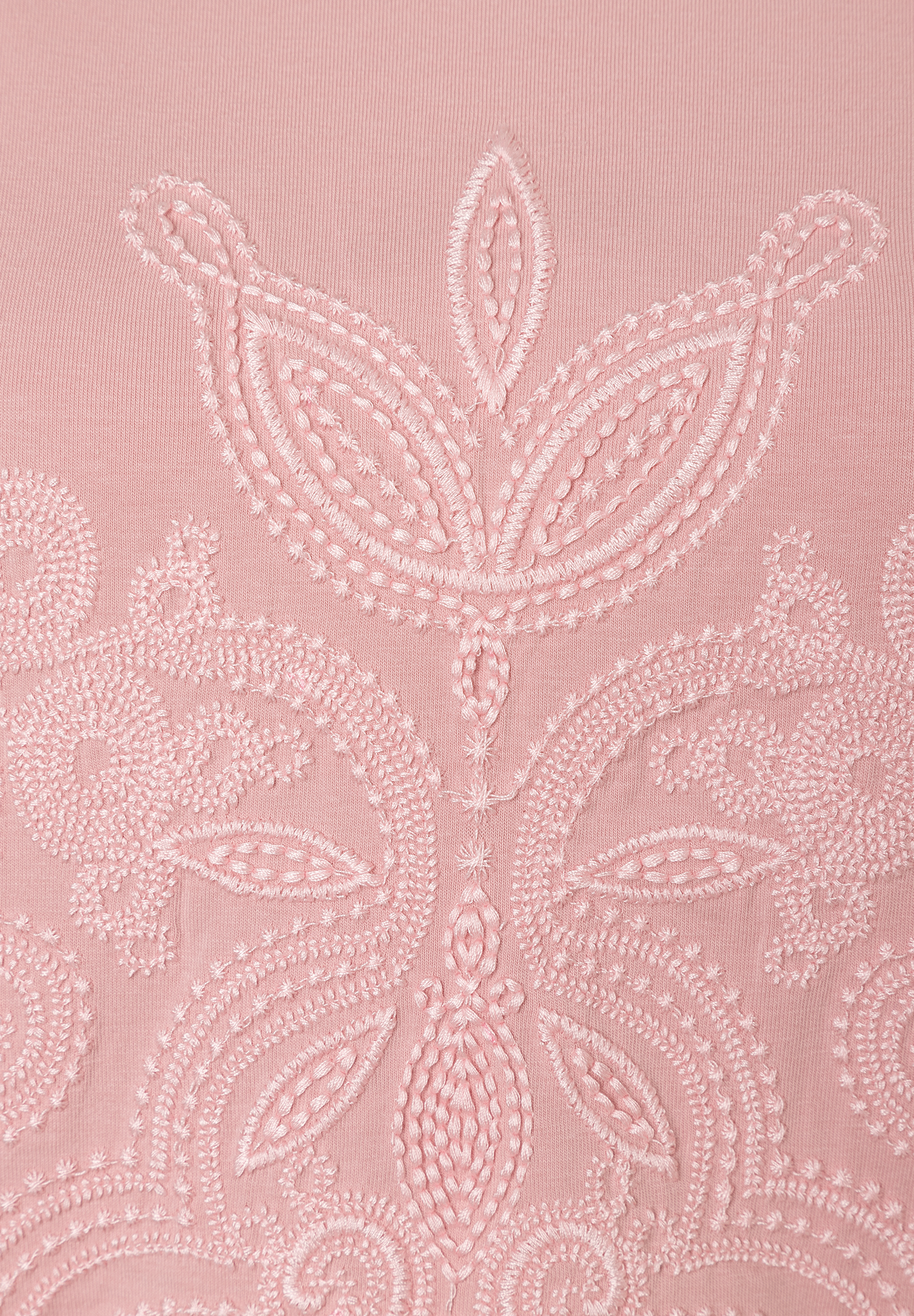 Detailansicht eines MORE & MORE Oberteils aus Jersey mit elastischem Tragekomfort und floraler Stickerei. Detailansicht eines MORE & MORE Oberteils aus Jersey mit elastischem Tragekomfort und floraler Stickerei.