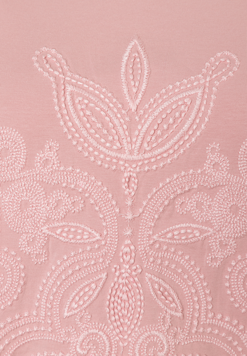 Detailansicht eines MORE & MORE Oberteils aus Jersey mit elastischem Tragekomfort und floraler Stickerei. Detailansicht eines MORE & MORE Oberteils aus Jersey mit elastischem Tragekomfort und floraler Stickerei.