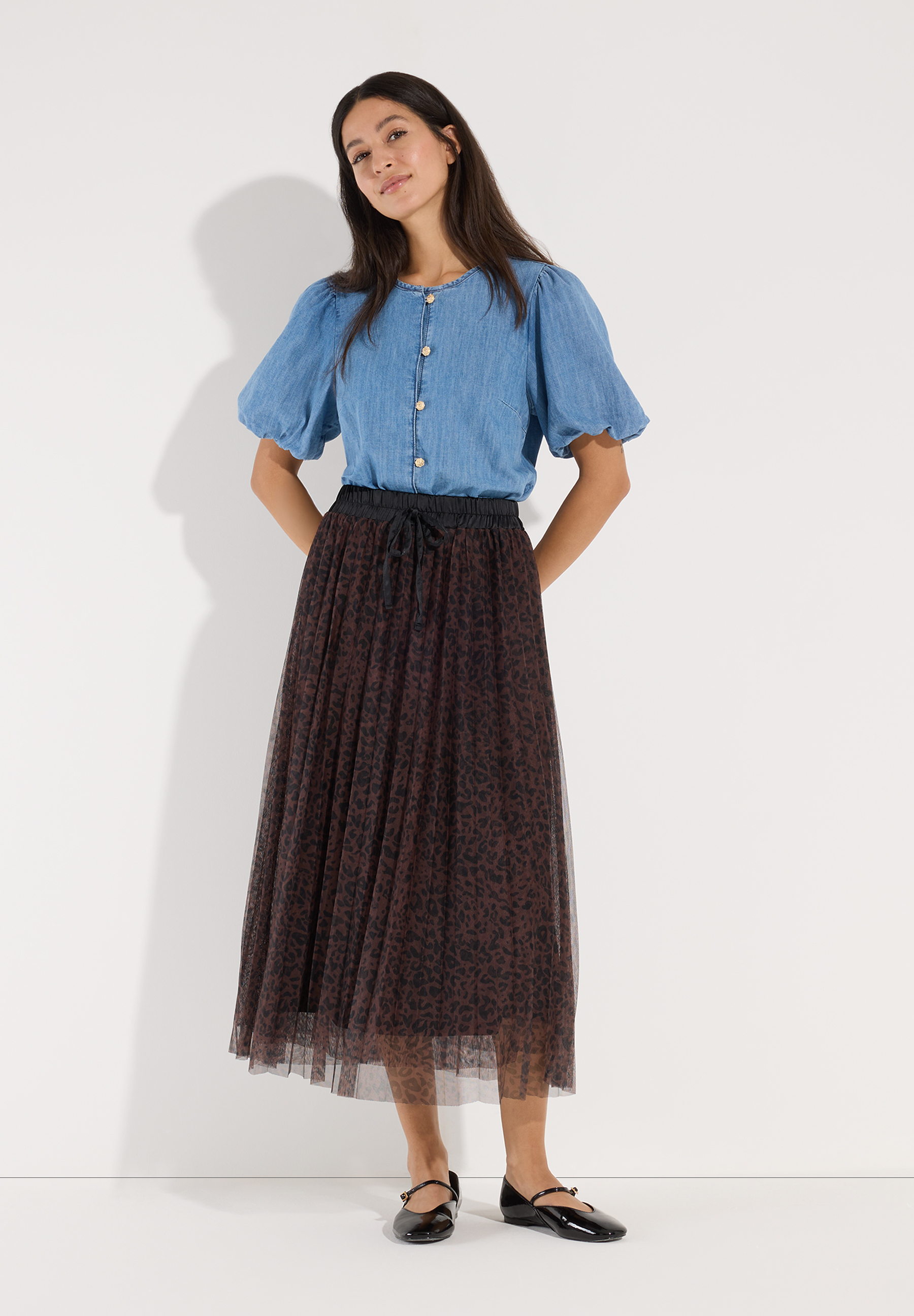 MORE & MORE Rock im Animal-Print. Eine Frau steht frontal und blickt in die Kamera. MORE & MORE Rock im Animal-Print. Eine Frau steht frontal und blickt in die Kamera.