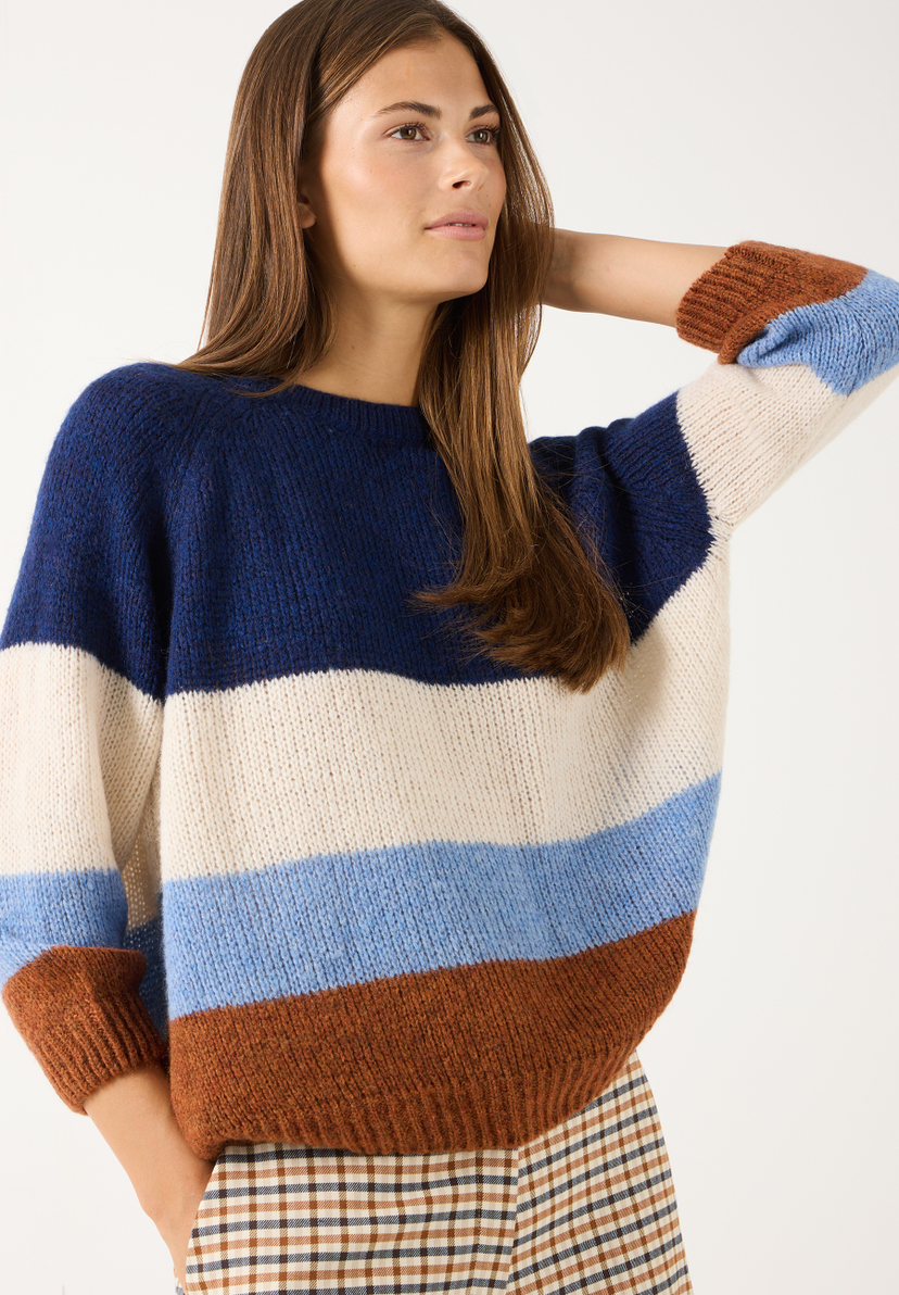 MORE & MORE Pullover: Eine Frau trägt einen mehrfarbigen Pullover mit breiten Querstreifen in Dunkelblau, Weiß, Hellblau und Braun. MORE & MORE Pullover: Eine Frau trägt einen mehrfarbigen Pullover mit breiten Querstreifen in Dunkelblau, Weiß, Hellblau und Braun.