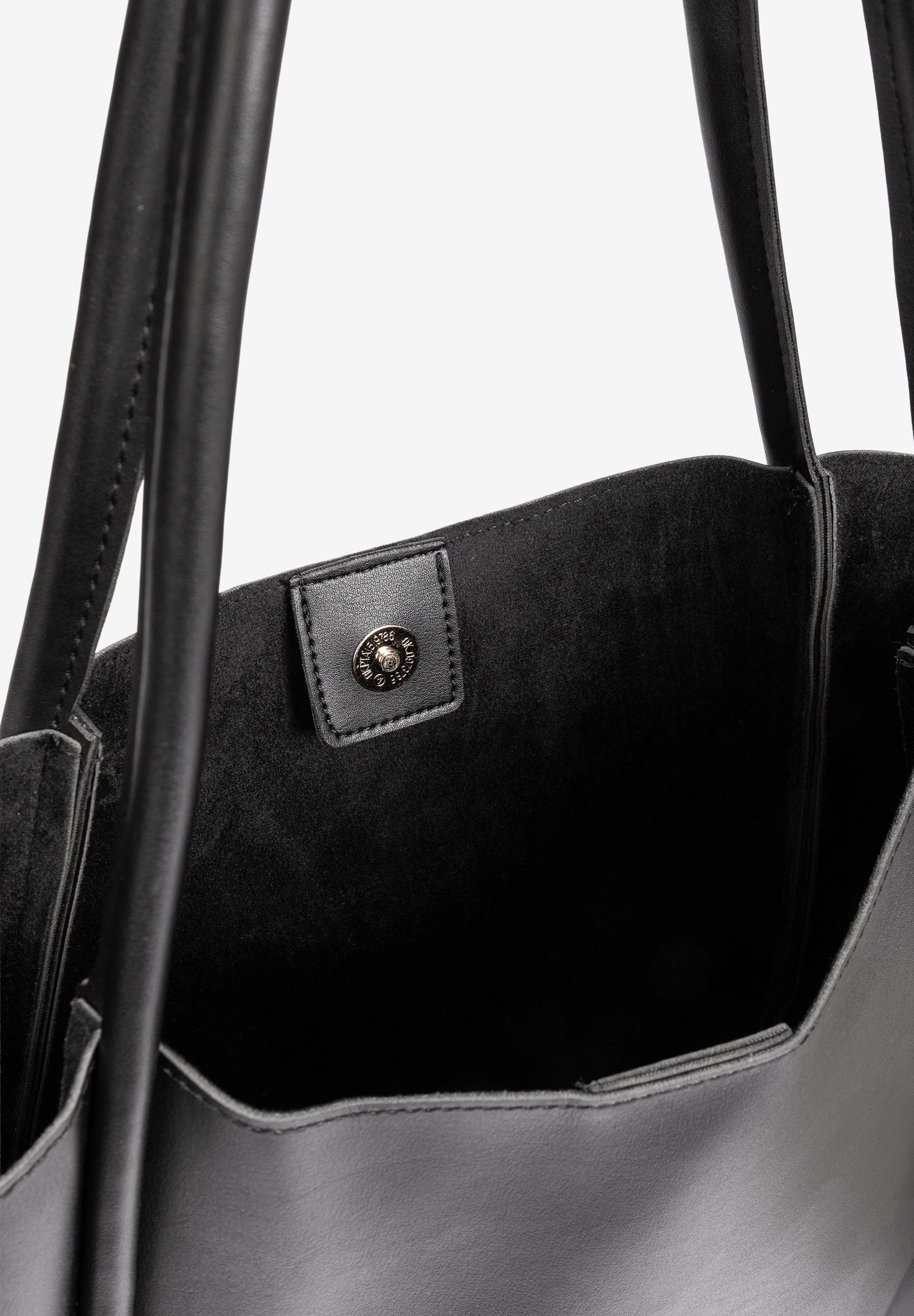 Nahaufnahme einer schwarzen MORE & MORE Handtasche, Innenseite und Träger sind sichtbar. Nahaufnahme einer schwarzen MORE & MORE Handtasche, Innenseite und Träger sind sichtbar.