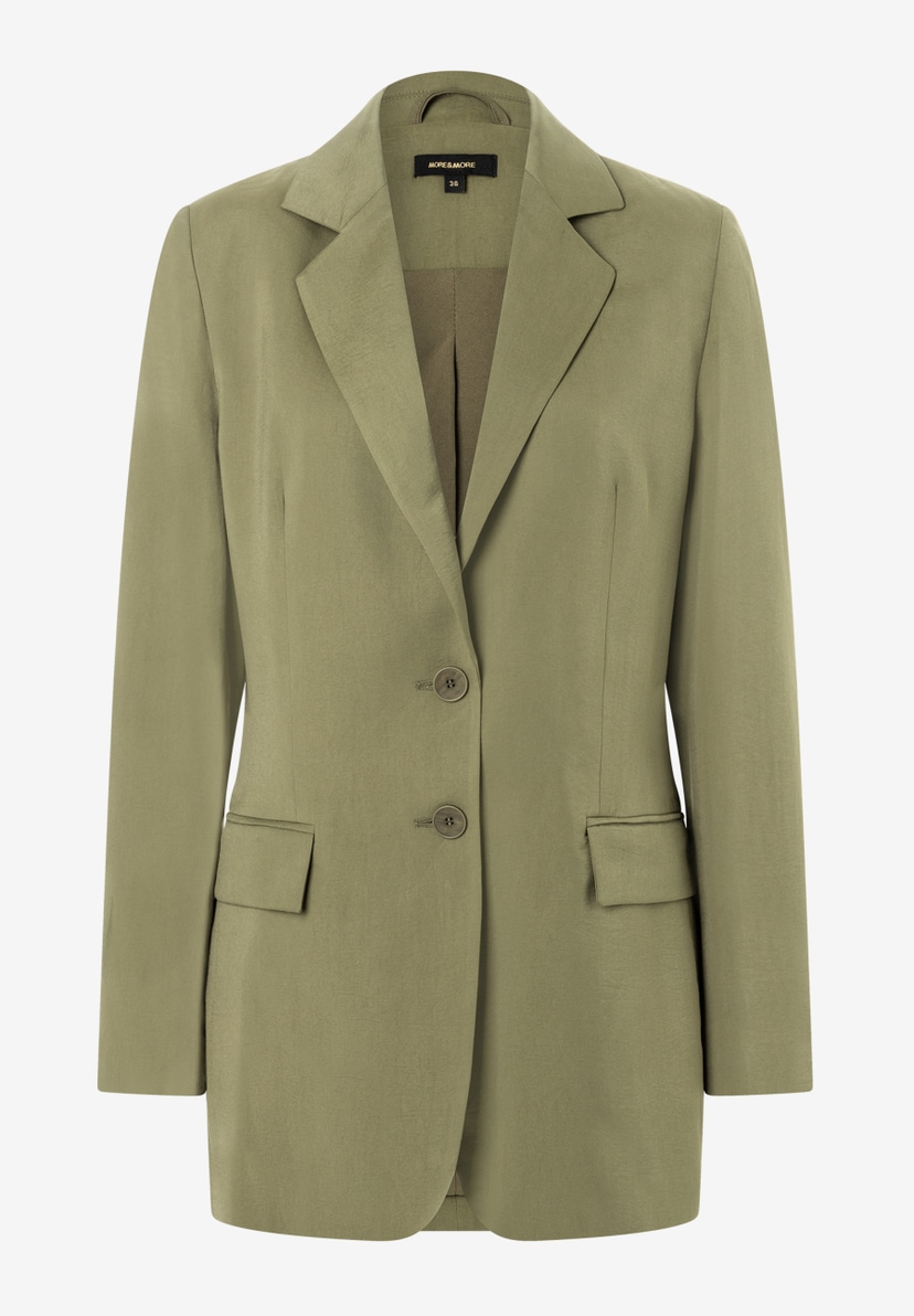Ein olivfarbener Damenblazer von MORE & MORE mit zwei Knöpfen und Taschen. Ein olivfarbener Damenblazer von MORE & MORE mit zwei Knöpfen und Taschen.