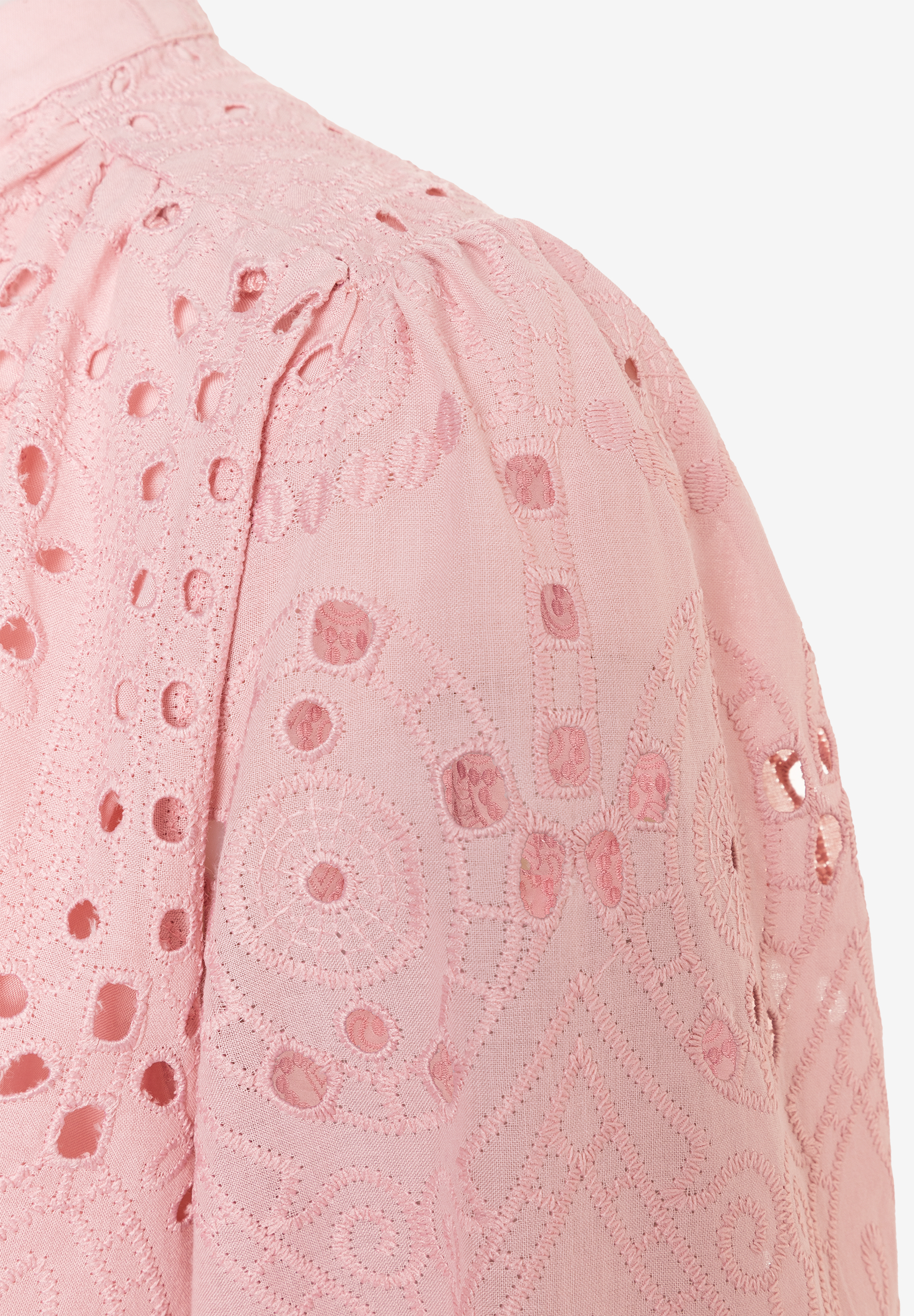 Nahaufnahme eines rosa Oberteils von MORE & MORE mit Lochstickerei. Nahaufnahme eines rosa Oberteils von MORE & MORE mit Lochstickerei.