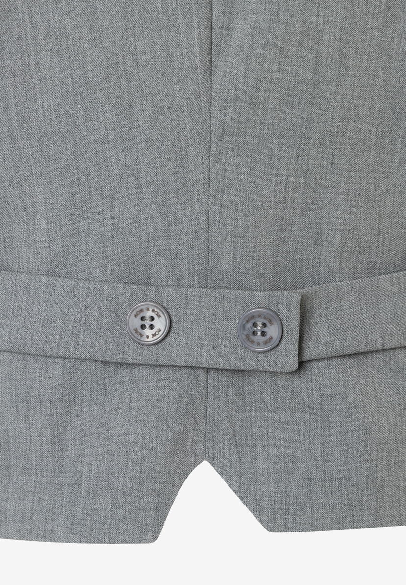 Nahaufnahme eines grauen MORE & MORE Blazers mit zwei Knöpfen am Rücken. Nahaufnahme eines grauen MORE & MORE Blazers mit zwei Knöpfen am Rücken.