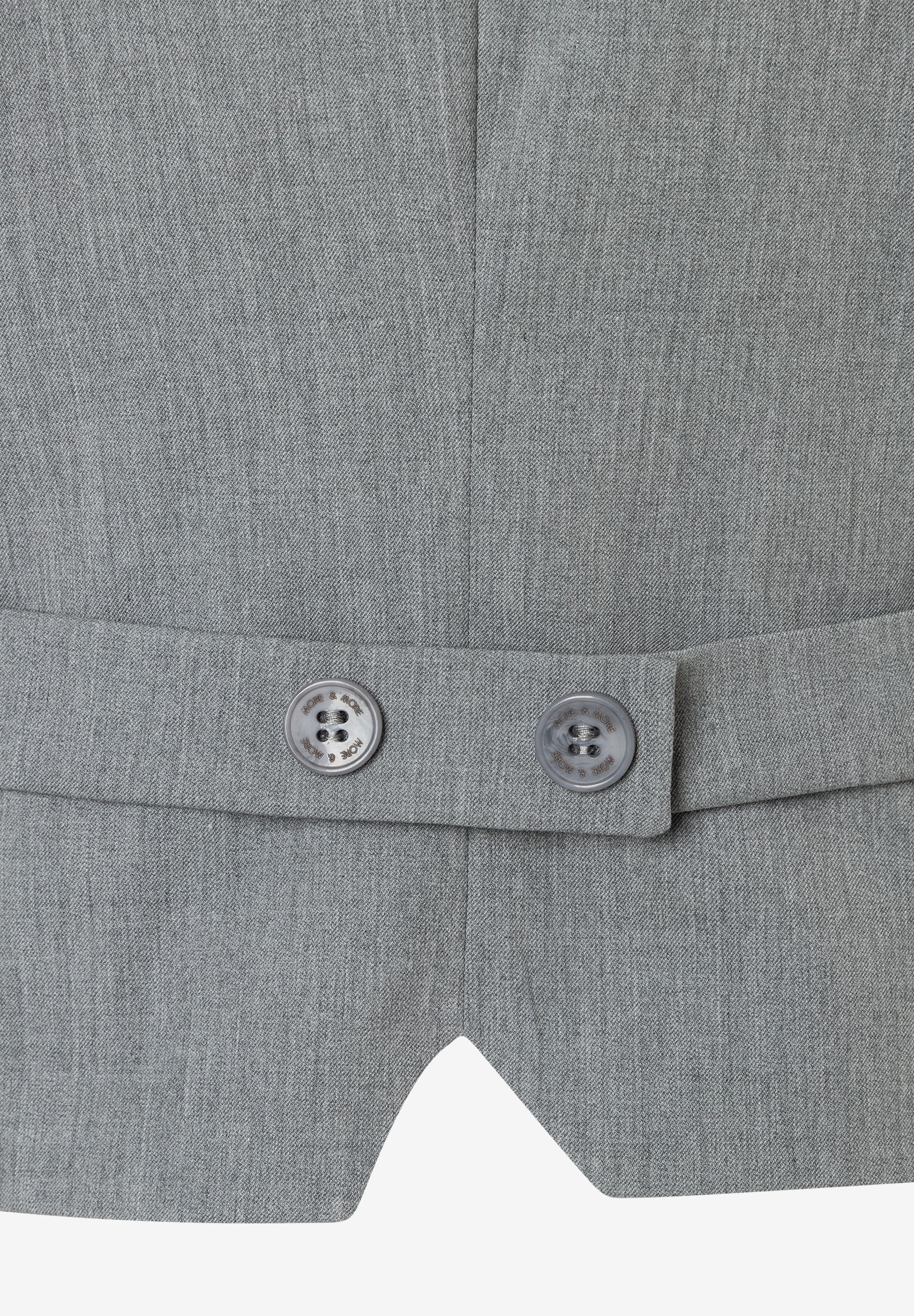 Nahaufnahme eines grauen MORE & MORE Blazers mit zwei Knöpfen am Rücken. Nahaufnahme eines grauen MORE & MORE Blazers mit zwei Knöpfen am Rücken.