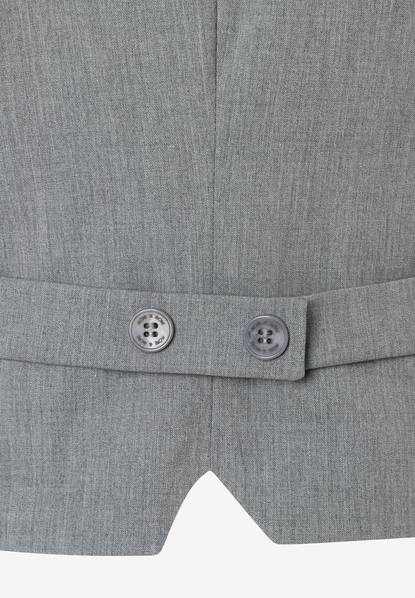 Nahaufnahme eines grauen MORE & MORE Blazers mit zwei Knöpfen am Rücken. Nahaufnahme eines grauen MORE & MORE Blazers mit zwei Knöpfen am Rücken.