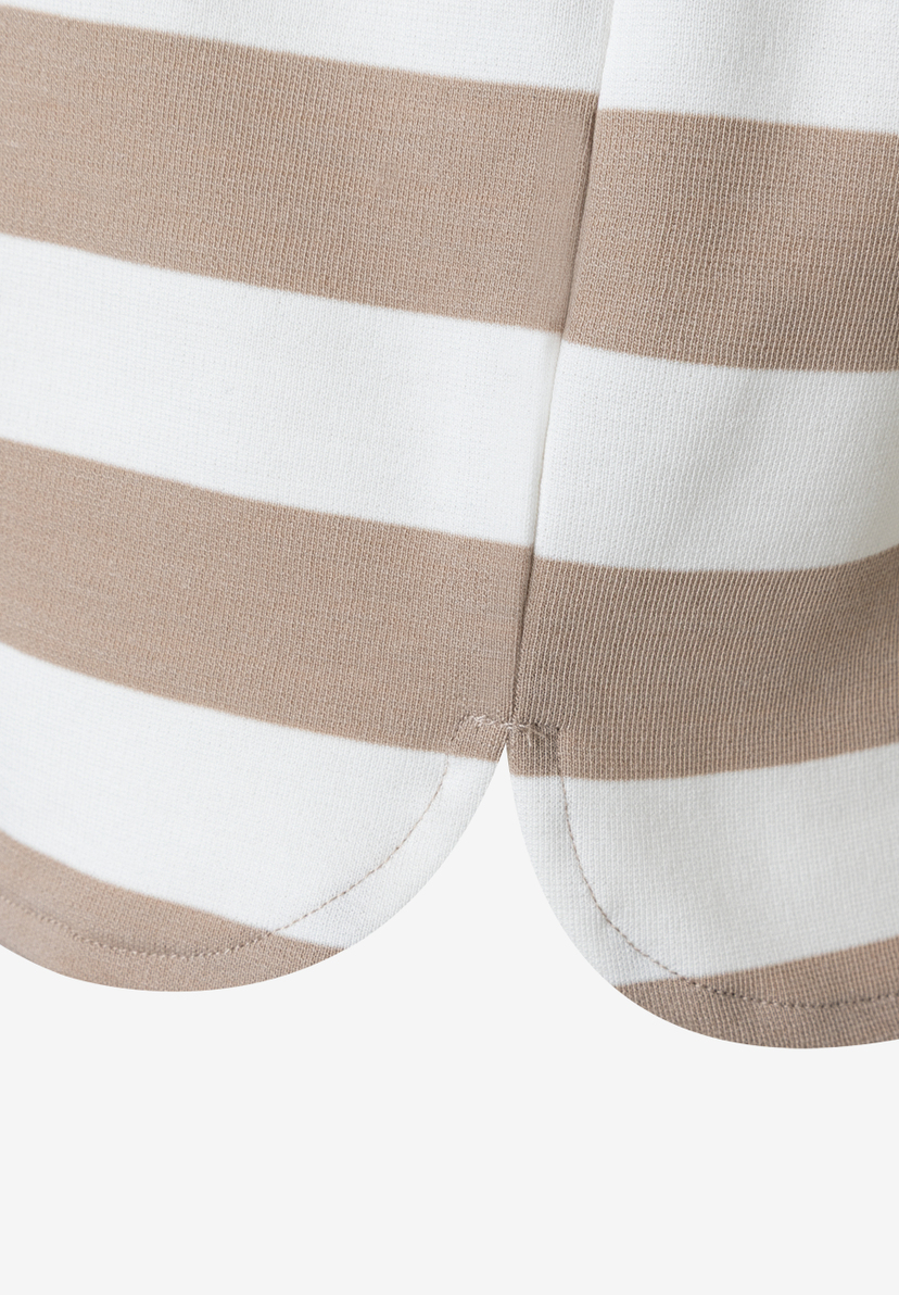 Nahaufnahme eines MORE & MORE T-Shirts mit braun-weißen Streifen und abgerundetem Saum. Nahaufnahme eines MORE & MORE T-Shirts mit braun-weißen Streifen und abgerundetem Saum.