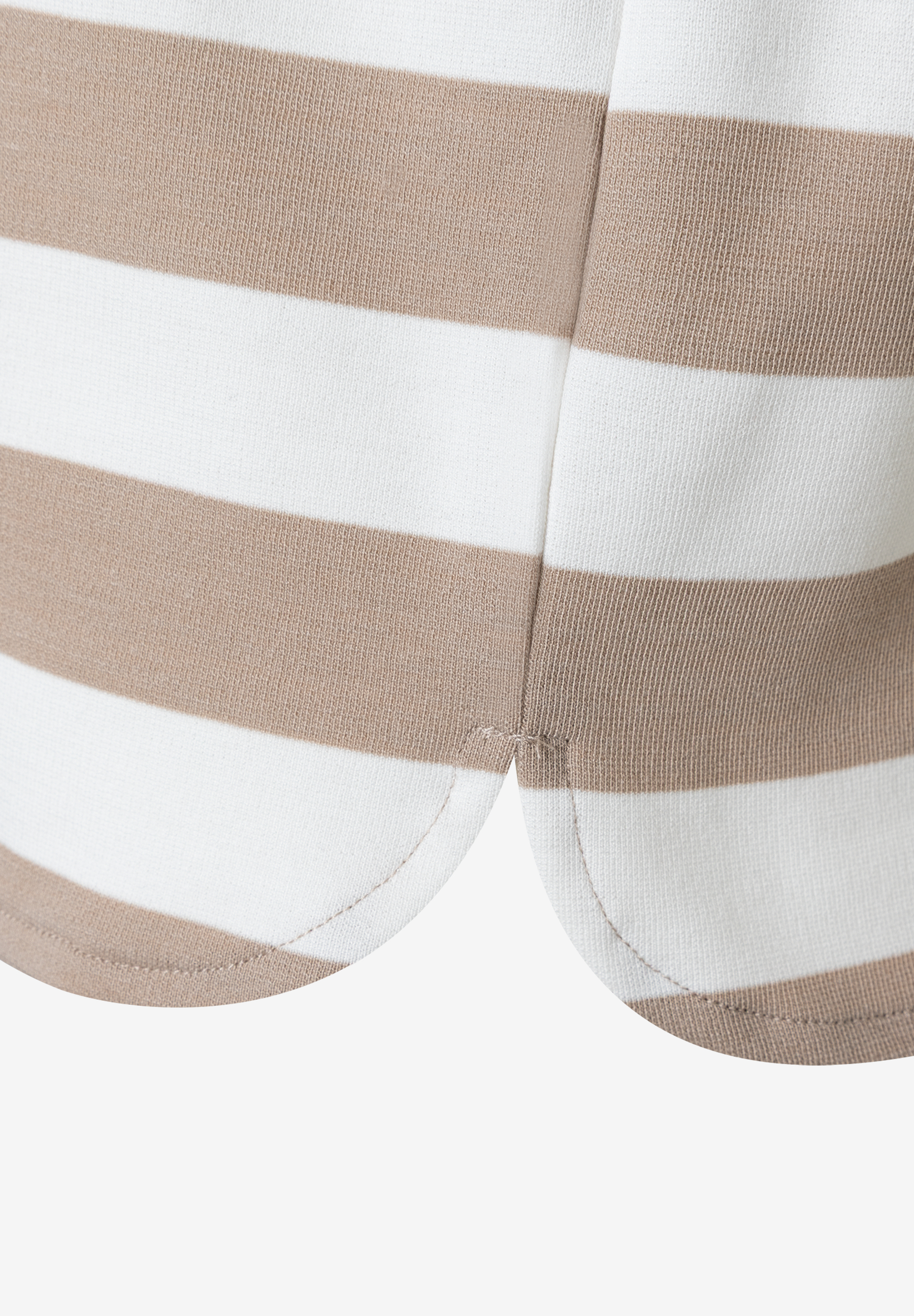 Nahaufnahme eines MORE & MORE T-Shirts mit braun-weißen Streifen und abgerundetem Saum. Nahaufnahme eines MORE & MORE T-Shirts mit braun-weißen Streifen und abgerundetem Saum.