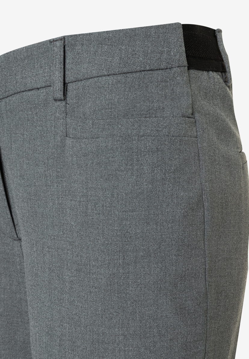 Nahaufnahme einer grauen MORE & MORE Hose/Jeans mit Bundfalten und Gesäßtasche. Nahaufnahme einer grauen MORE & MORE Hose/Jeans mit Bundfalten und Gesäßtasche.