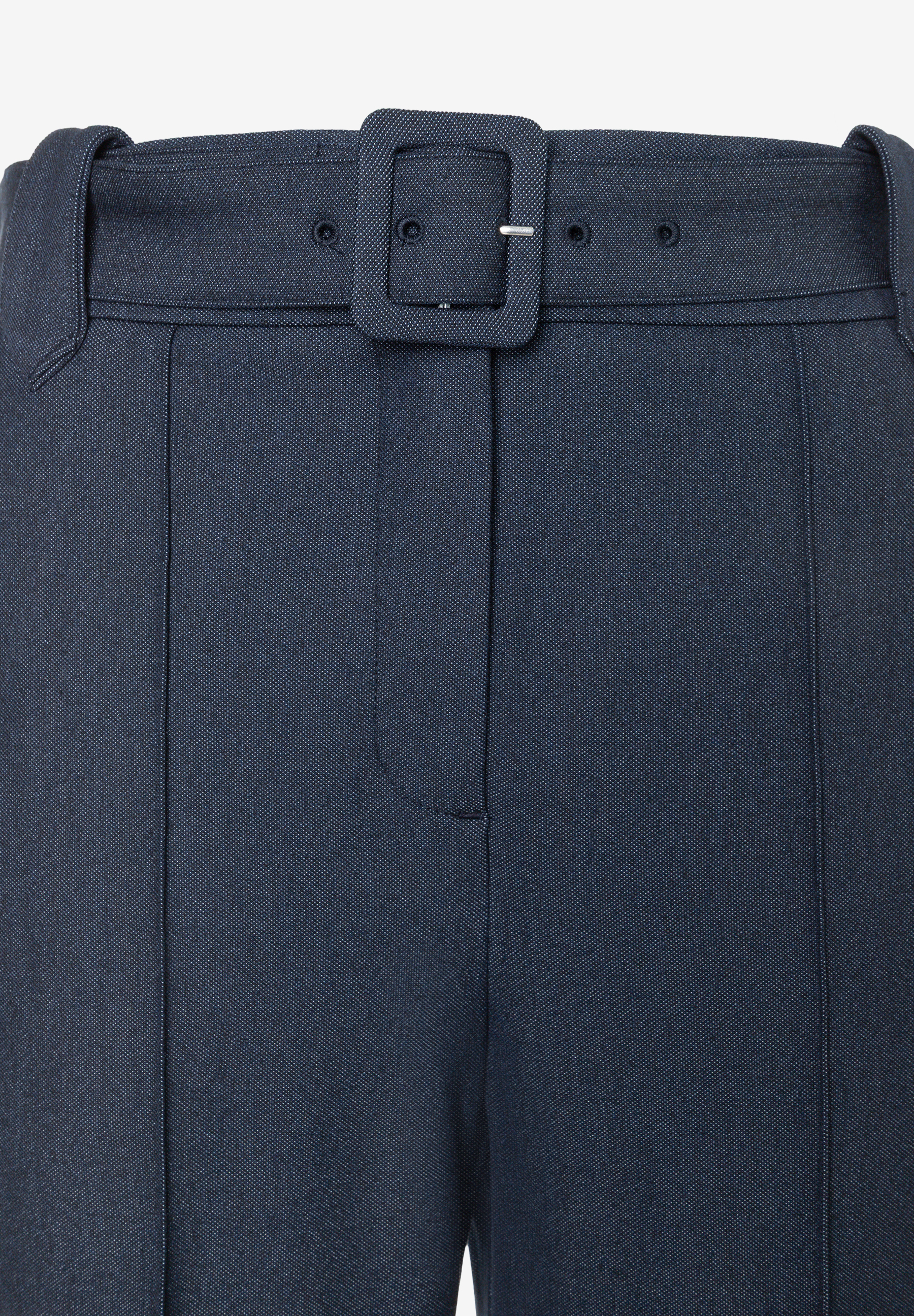MORE & MORE Jeans: eine detaillierte Nahaufnahme des Oberteils einer dunklen Jeans mit einem passenden Gürtel und rechteckiger Schnalle.
