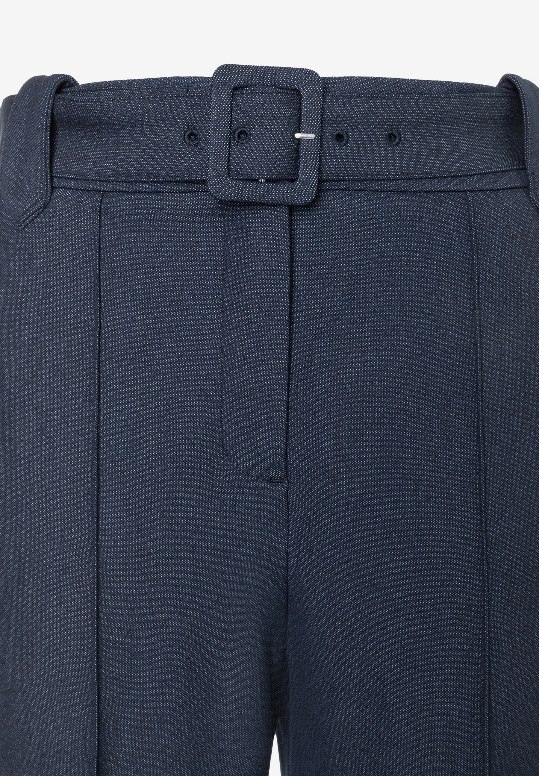 MORE & MORE Jeans: Die dunkelblaue Hose mit gewebtem Muster und breitem Gürtel mit einer rechteckigen Schnalle MORE & MORE Jeans: Die dunkelblaue Hose mit gewebtem Muster und breitem Gürtel mit einer rechteckigen Schnalle