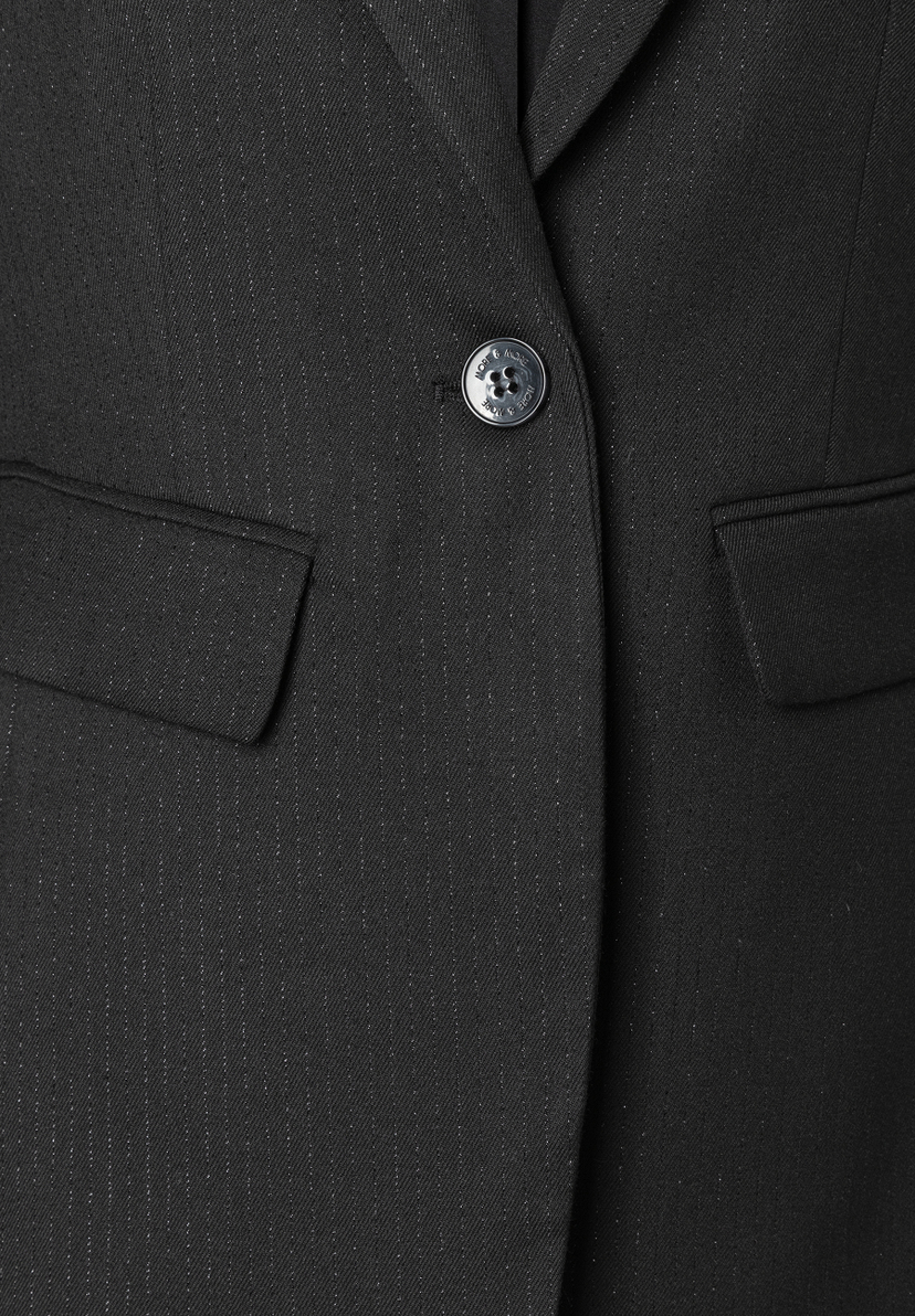 Nahaufnahme eines MORE & MORE Blazers mit Knopf und dezenten Nadelstreifen. Nahaufnahme eines MORE & MORE Blazers mit Knopf und dezenten Nadelstreifen.